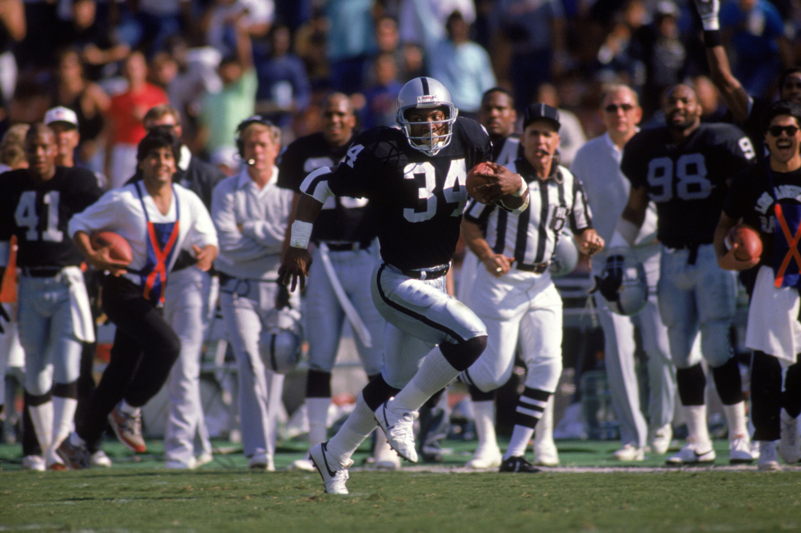 KANSAS CITY - OCTOBER 15: Bo Jackson #34 of the Los Angeles Raiders carries the ball upfield during the game against the Kansas City Chiefs on October 15, 1989 at Arrowhead Stadium in Kansas City, Missouri. The Raiders won 20-14. (Photo by: Ken Levine/Get