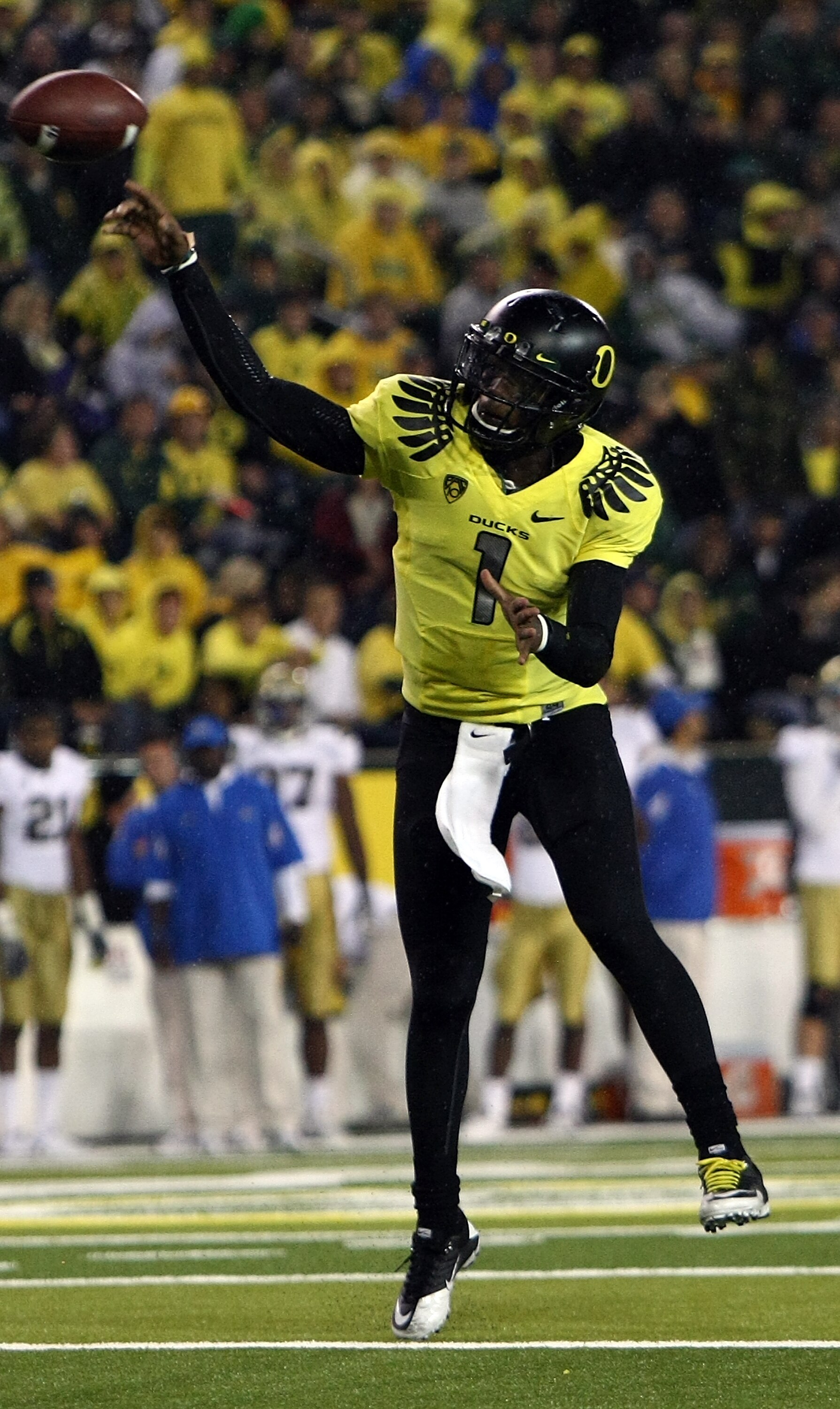 EUGENE, OR - OCTOBER 21:  Darron Thomas #1 of the Oregon Ducks throws a pass against  the UCLA Bruins  on October 21, 2010 at the Autzen Stadium in Eugene, Oregon.  (Photo by Jonathan Ferrey/Getty Images)