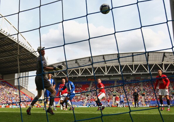 Rooney hits 100 goals for United (Picture)