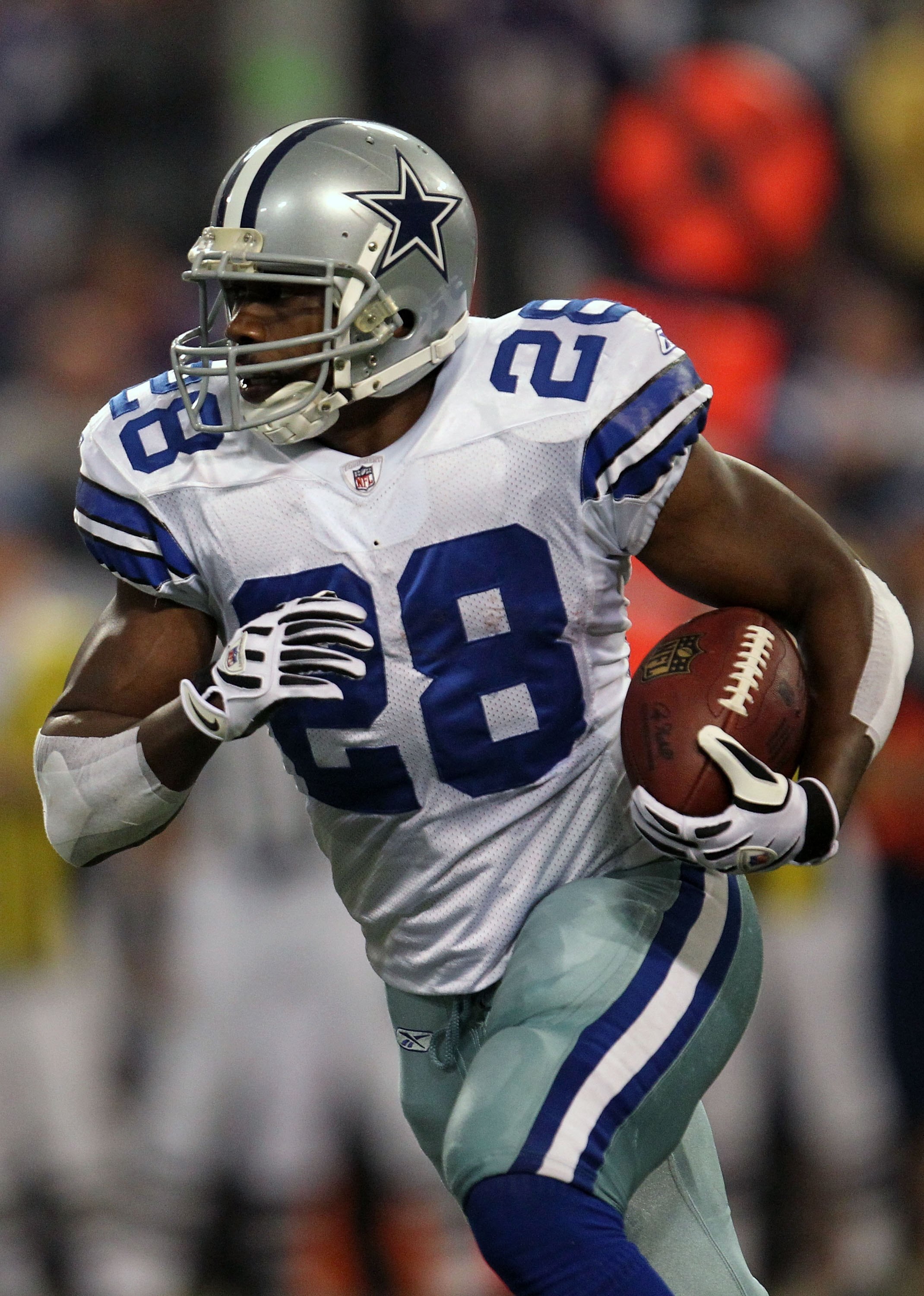 MINNEAPOLIS - JANUARY 17:  Felix Jones #28 of the Dallas Cowboys runs the ball against the Minnesota Vikings during the NFC Divisional Playoff Game at Hubert H. Humphrey Metrodome on January 17, 2010 in Minneapolis, Minnesota. The Vikings defeated the Cow