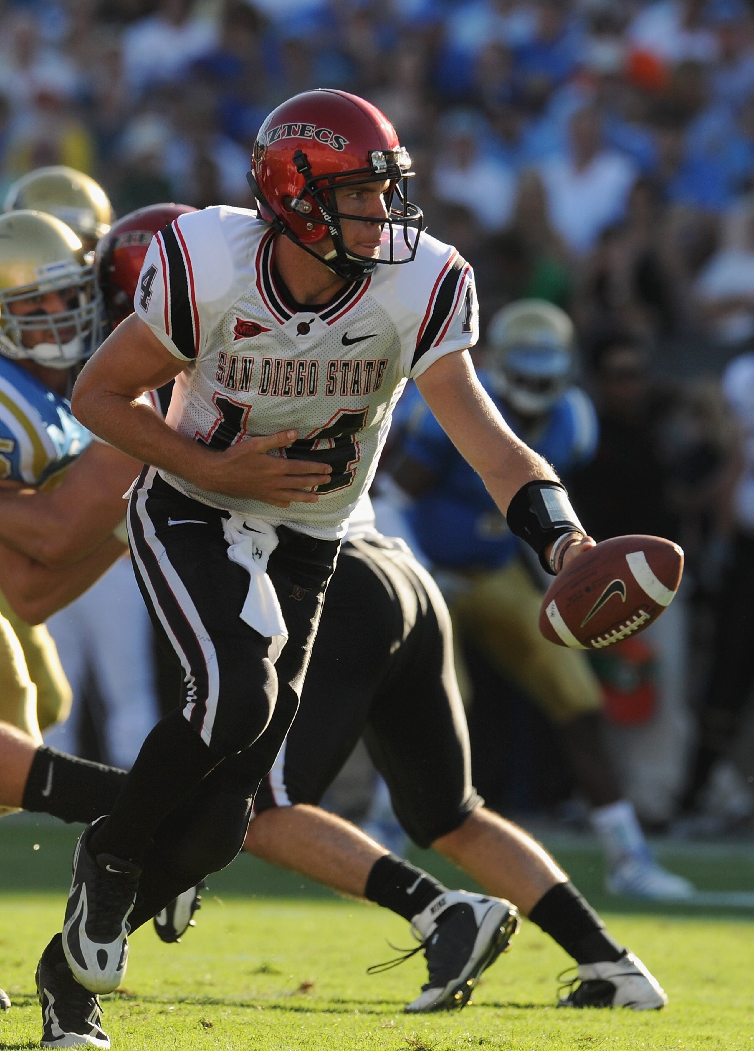 PASADENA, CA - SEPTEMBER 05:   Ryan Lindley #14 of the San Diego State Aztecs hands the ball off during the game against the UCLA Bruins at The Rose Bowl on September 5, 2009 in Pasadena, California.  (Photo by Lisa Blumenfeld/Getty Images)