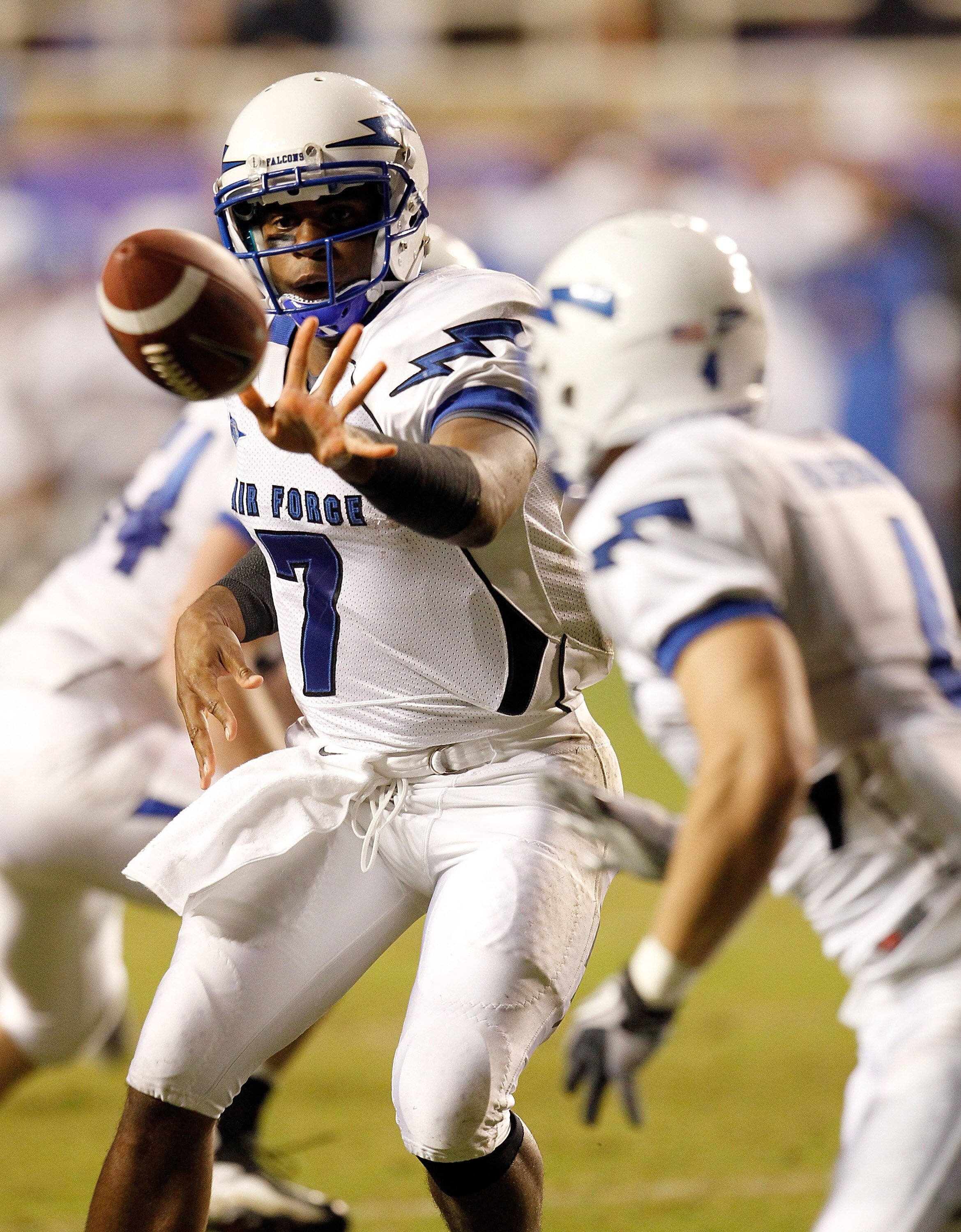 FORT WORTH, TX - OCTOBER 23:  Quarterback Tim Jefferson Jr. #7 of the Air Force Falcons pitches the ball to a receiver against the TCU Horned Frogs at Amon G. Carter Stadium on October 23, 2010 in Fort Worth, Texas.  (Photo by Tom Pennington/Getty Images)