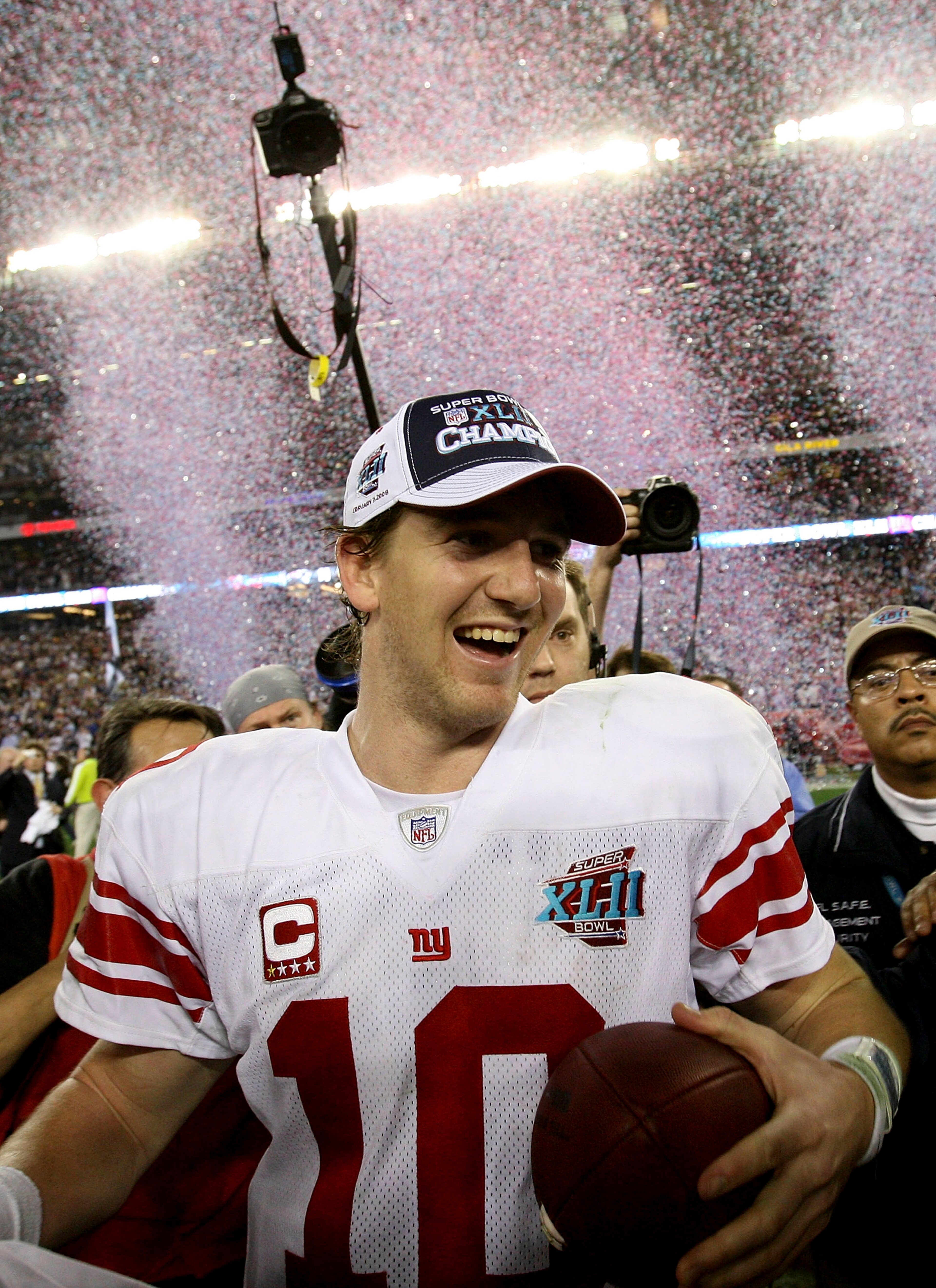 GLENDALE, AZ - FEBRUARY 03:  Quarterback Eli Manning #10 of the New York Giants walks off the field after the Giants defeated the New England Patriots 17-14 during Super Bowl XLII on February 3, 2008 at the University of Phoenix Stadium in Glendale, Arizo