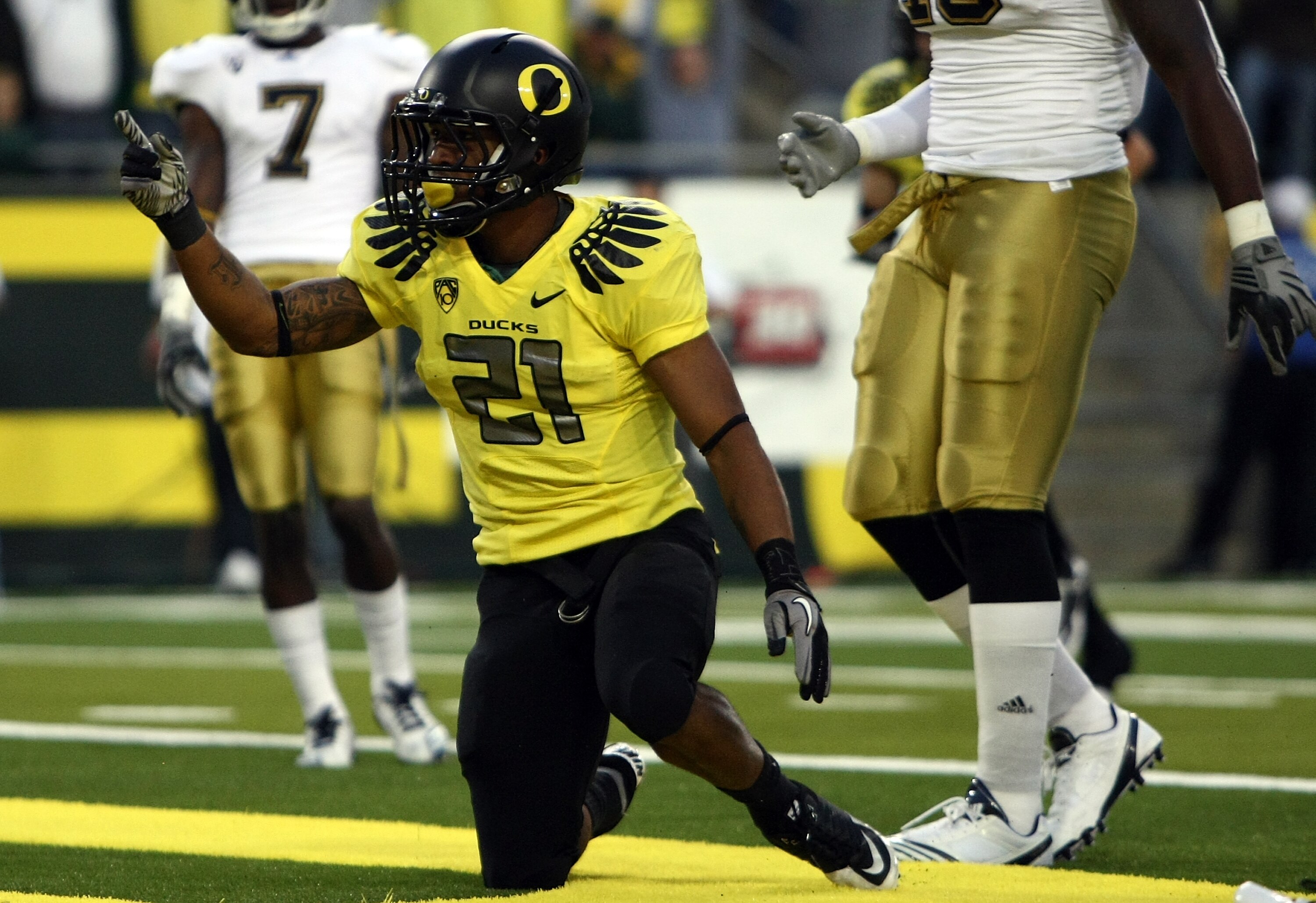EUGENE, OR - OCTOBER 21:  LaMichael James #21 of the Oregon Ducks ceelebrates scoring a touchdown in the 1st quarter against the UCLA Bruins on October 21, 2010 at the Autzen Stadium in Eugene, Oregon.  (Photo by Jonathan Ferrey/Getty Images)