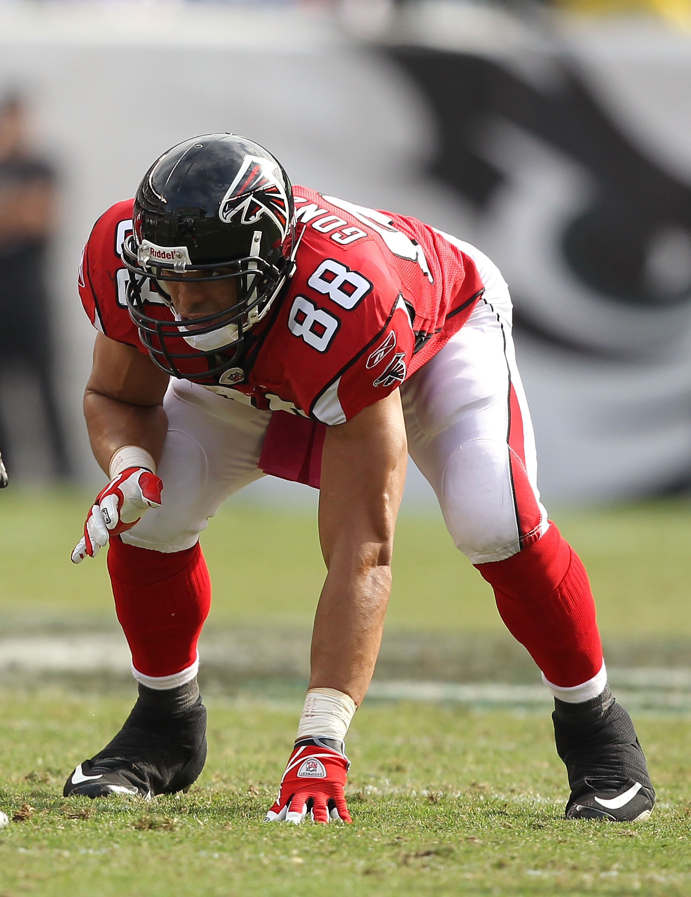 PHILADELPHIA - OCTOBER 17:  Tony Gonzalez #88 of the Atlanta Falcons in action against  the Philadelphia Eagles during their game at Lincoln Financial Field on October 17, 2010 in Philadelphia, Pennsylvania.  (Photo by Al Bello/Getty Images)