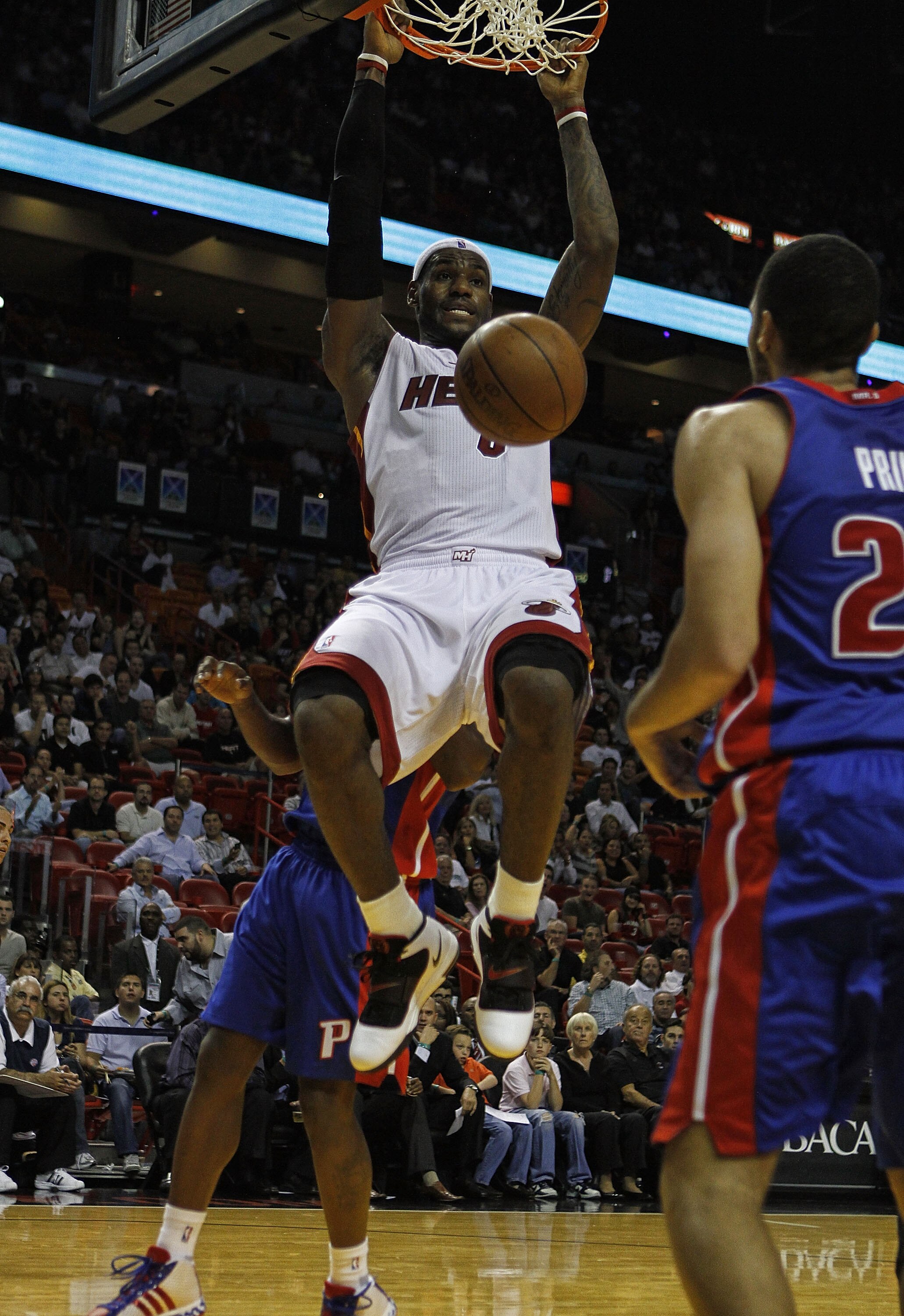 MIAMI - OCTOBER 05:  Forward LeBron James #6 of the Miami Heat dunks against the Detroit Pistons on October 5, 2010 in Miami, Florida.  NOTE TO USER: User expressly acknowledges and agrees that, by downloading and or using this photograph, User is consent