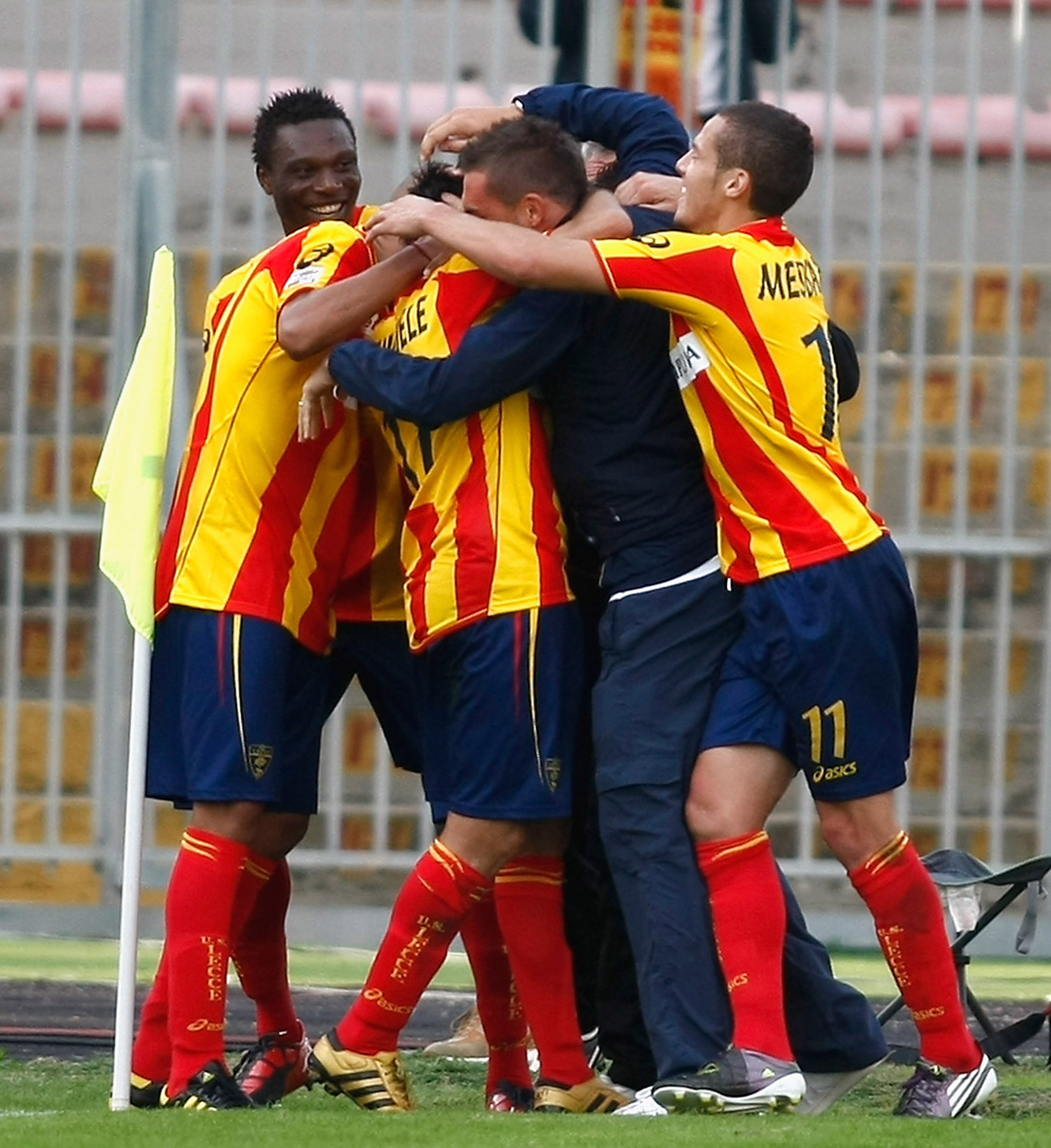 LECCE, ITALY - OCTOBER 24:  Players of Lecce ceòebrates a goal during the Serie A match between Lecce and Brescia Calcio at Stadio Via del Mare on October 24, 2010 in Lecce, Italy.  (Photo by Maurizio Lagana/Getty Images)