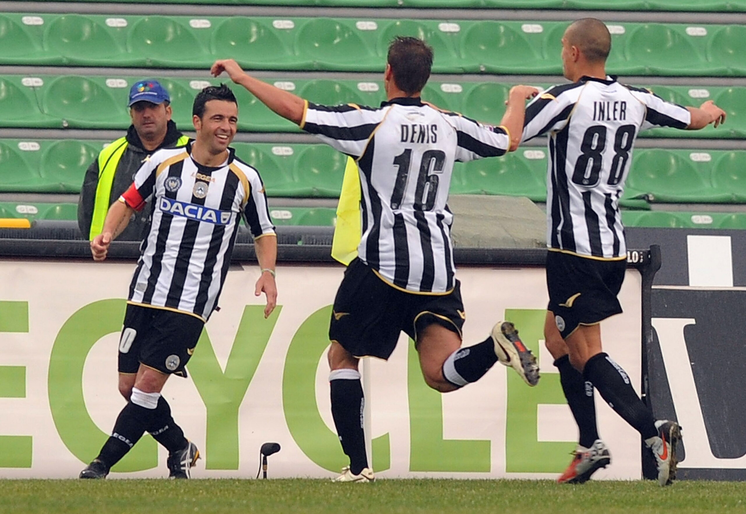 UDINE, ITALY - OCTOBER 24:  Antonio Di Natale   of Udinese celebrates with his team mates after scoring his second team's goal during the Serie A match between Udinese Calcio and US Citta di Palermo at Stadio Friuli on October 24, 2010 in Udine, Italy.  (
