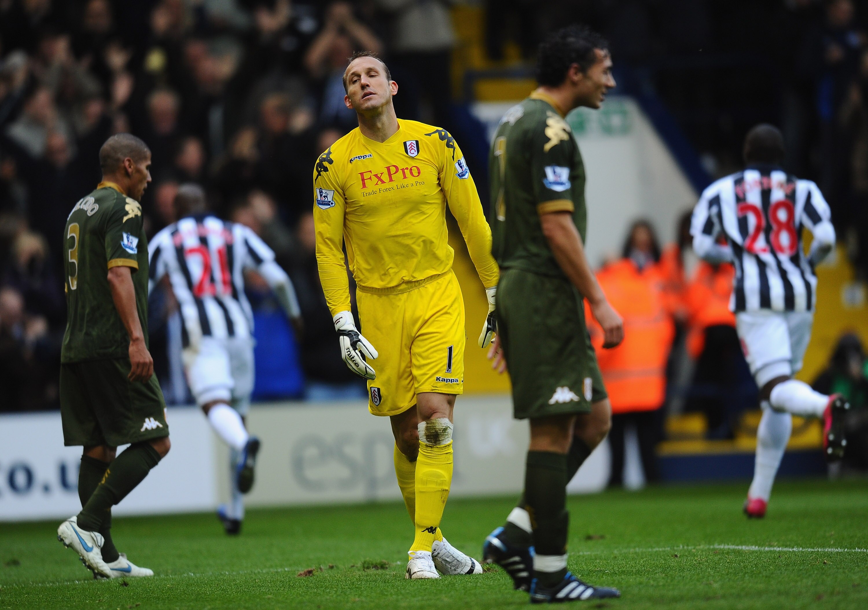 WEST BROMWICH, ENGLAND - OCTOBER 23:  Mark Schwarzer of Fulham is distraught after letting in a goal from Youssouf Mulumbu of West Brom during the Barclays Premier League match between West Bromwich Albion and Fulham at The Hawthorns on October 23, 2010 i