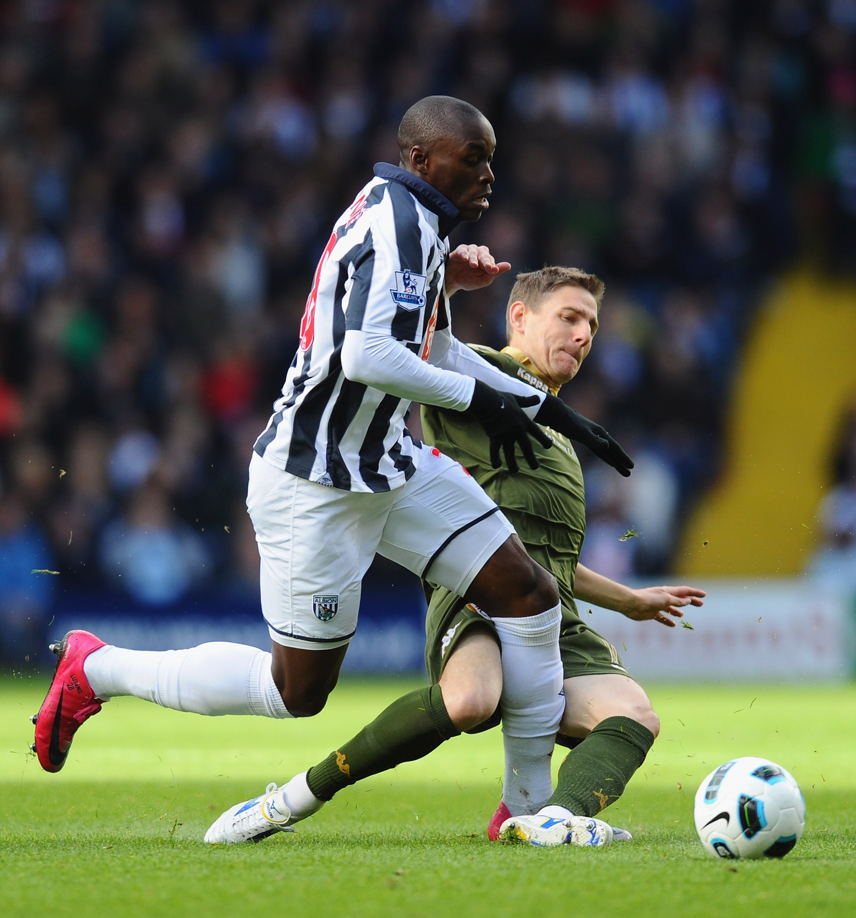 WEST BROMWICH, ENGLAND - OCTOBER 23:  Youssouf Mulumbu of West Brom is challenged by Zoltan Gera of Fulham during the Barclays Premier League match between West Bromwich Albion and Fulham at The Hawthorns on October 23, 2010 in West Bromwich, England.  (P