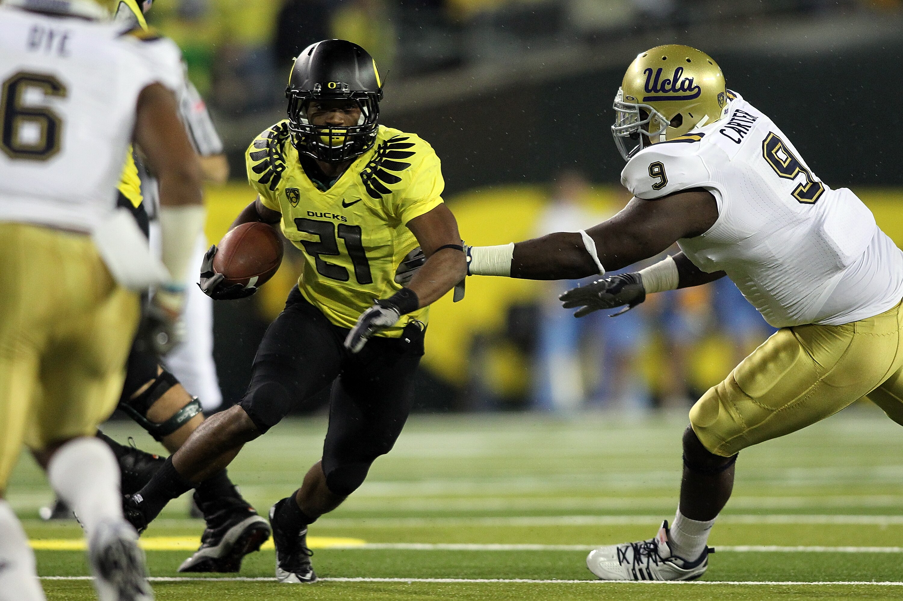EUGENE, OR - OCTOBER 21:  LaMichael James #21 of the Oregon Ducks runs the ball against Donavan Carter #9 of the UCLA Bruins on October 21, 2010 at the Autzen Stadium in Eugene, Oregon.  (Photo by Jonathan Ferrey/Getty Images)