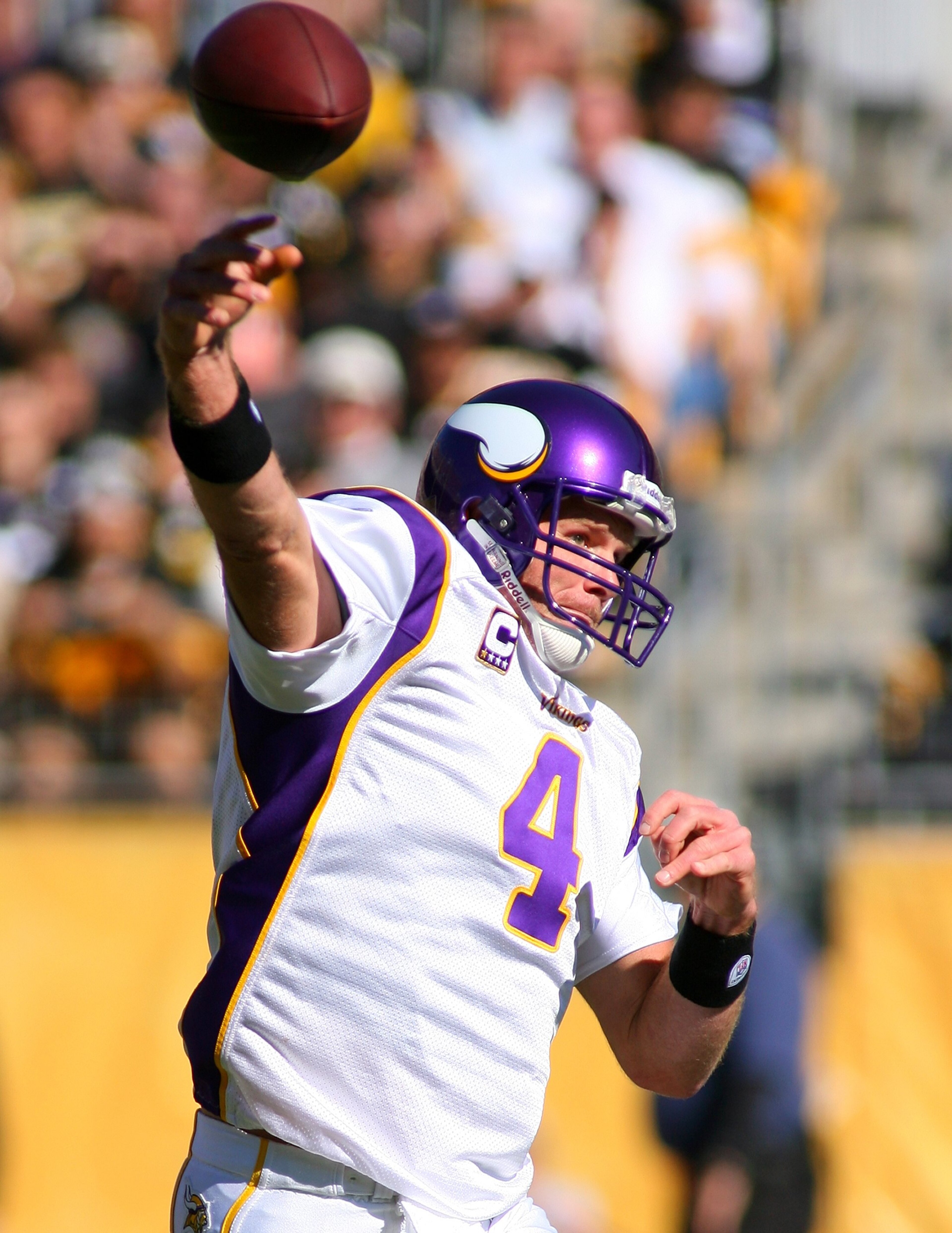 PITTSBURGH - OCTOBER 25:  Quarterback Brett Favre #4 of the Minnesota Vikings passes the ball play during the NFL game against the Pittsburgh Steelers at Heinz Field on October 25, 2009 in Pittsburgh, Pennsylvania. The Steelers defeated the Vikings 27-17.