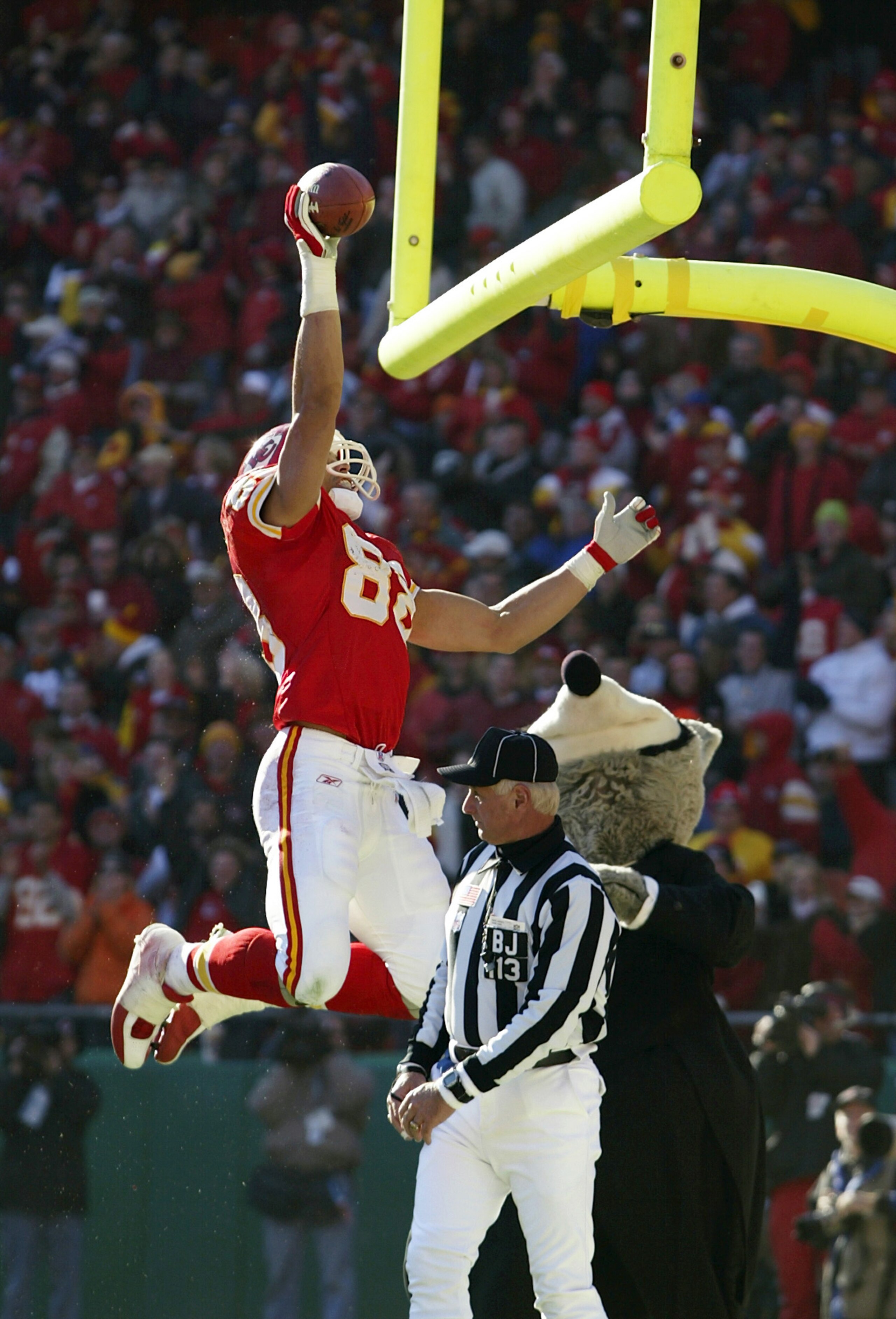 KANSAS CITY, MO - DECEMBER 1:  Tight end Tony Gonzalez #88 of the Kansas City Chiefs dunks the football over the goalposts after catching a touchdown in the second quarter against the Arizona Cardinals on December 1, 2002 at Arrowhead Stadium in Kansas Ci