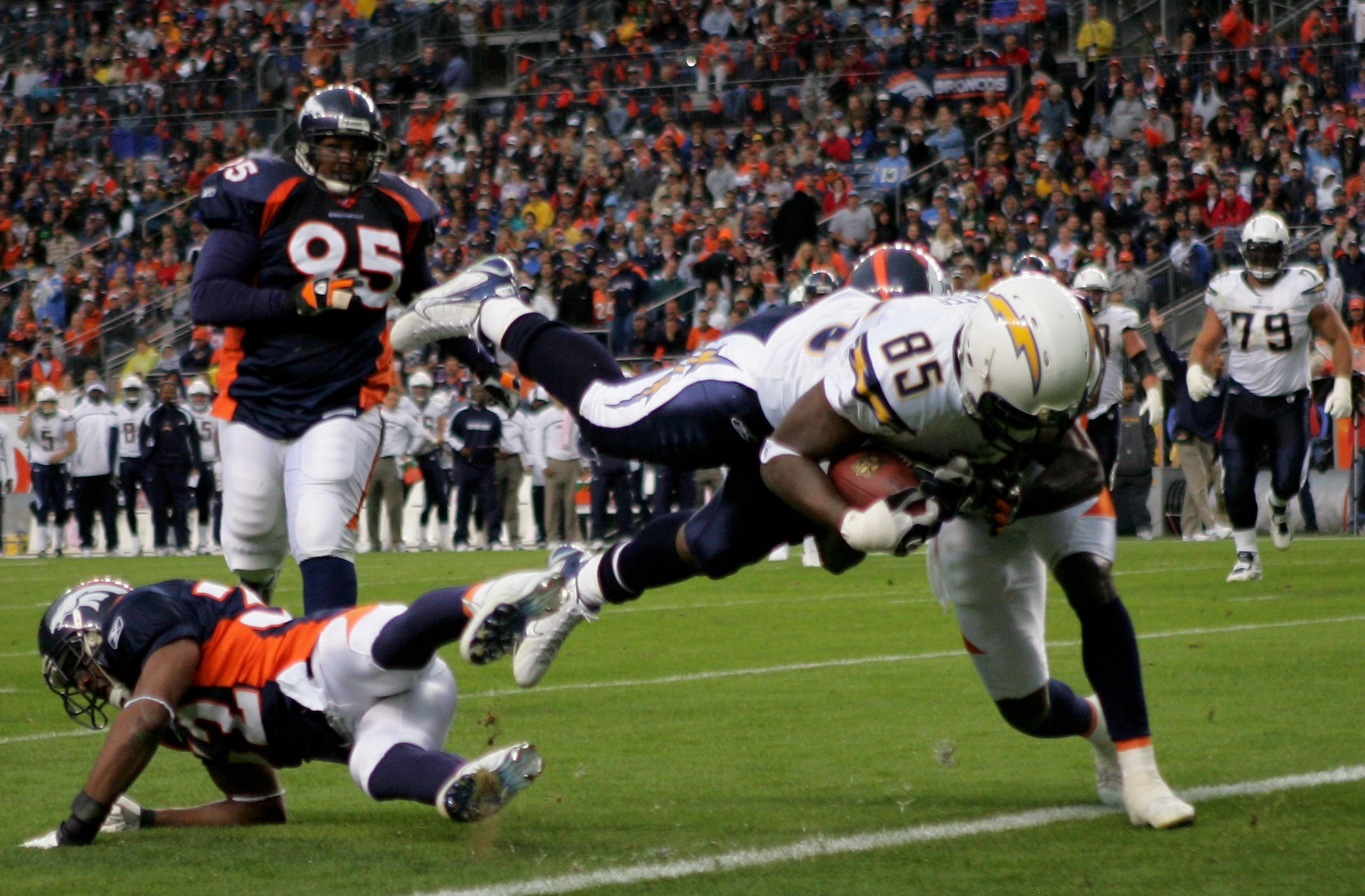 DENVER - OCTOBER 7:  Antonio Gates #85 of the San Diego Chargers dives into the endzone for a third quarter touchdown reception against the Denver Broncos at Invesco Field at Mile High October 7, 2007 in Denver, Colorado. The Chargers defeated the Broncos