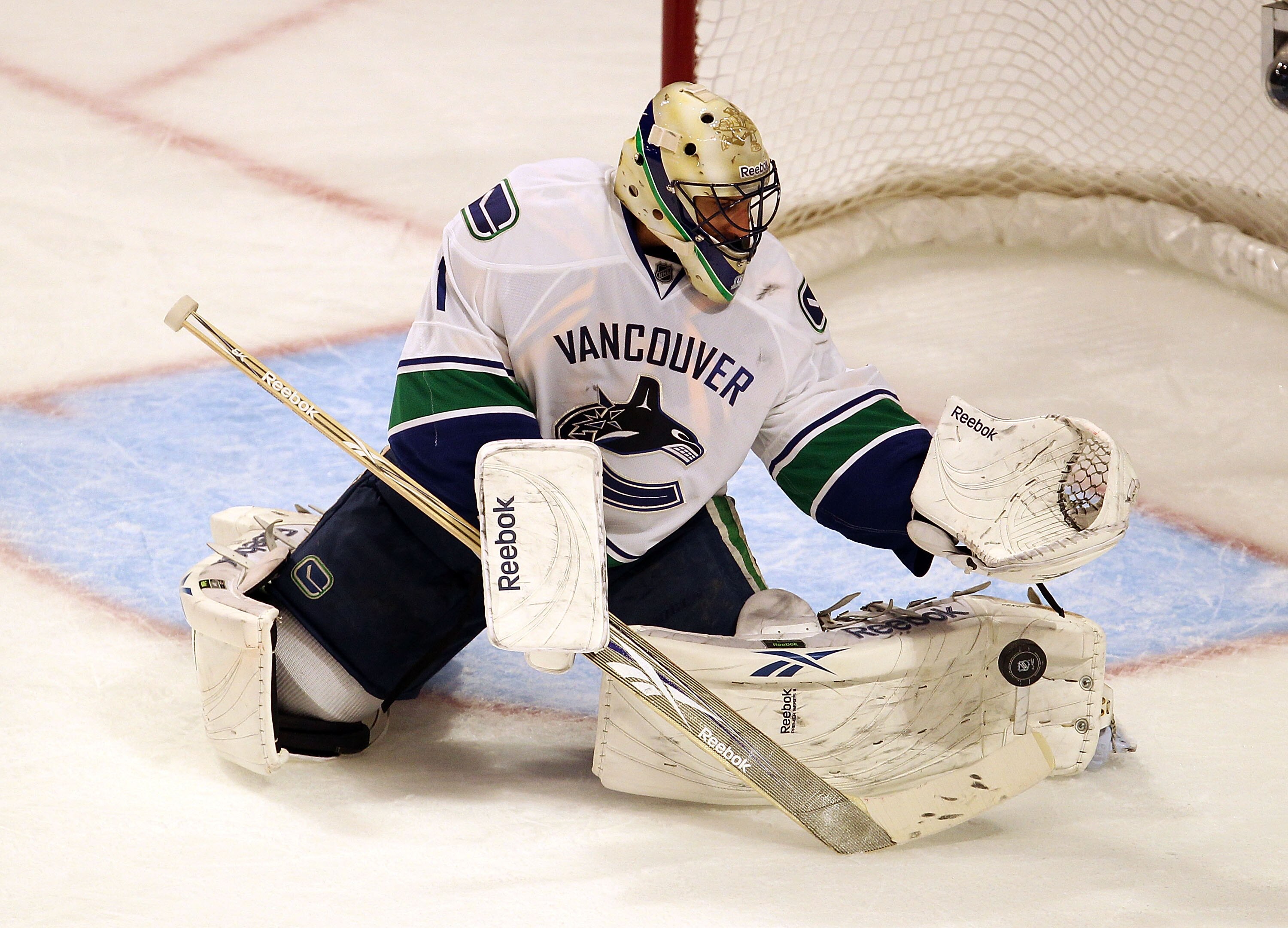 CHICAGO - OCTOBER 20: Roberto Luongo #1 of the Vancouver Canucks makes a save against the Chicago Blackhawks at the United Center on October 20, 2010 in Chicago, Illinois. (Photo by Jonathan Daniel/Getty Images)