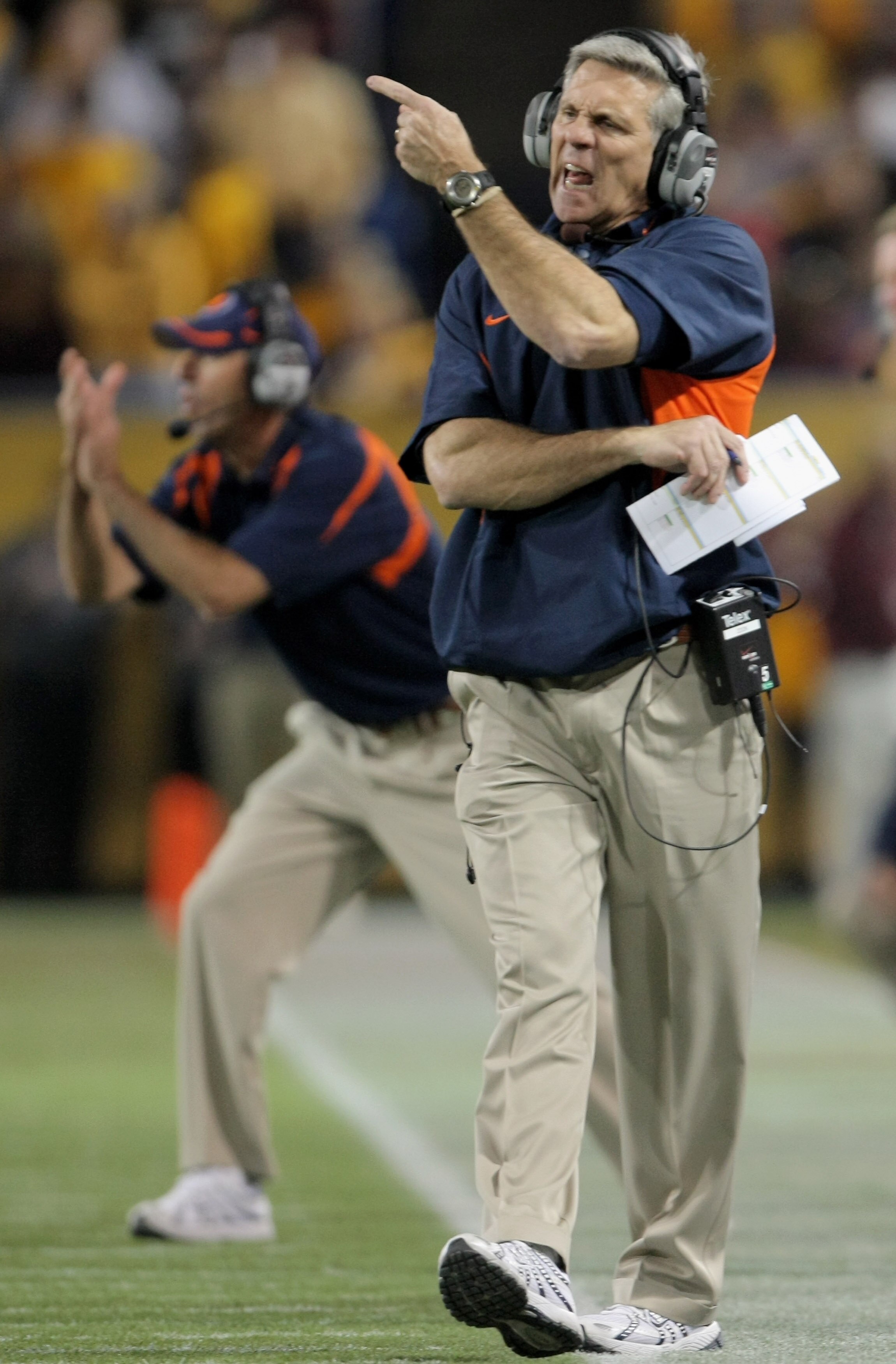 MINNEAPOLIS, MN - NOVEMBER 03:  Head coach Ron Zook directs the Illinois Fighting Illini against the Minnesota Golden Gophers at the Hubert H. Humphrey Metrodome on November 3, 2007 in Minneapolis, Minnesota.  (Photo by Doug Pensinger/Getty Images)