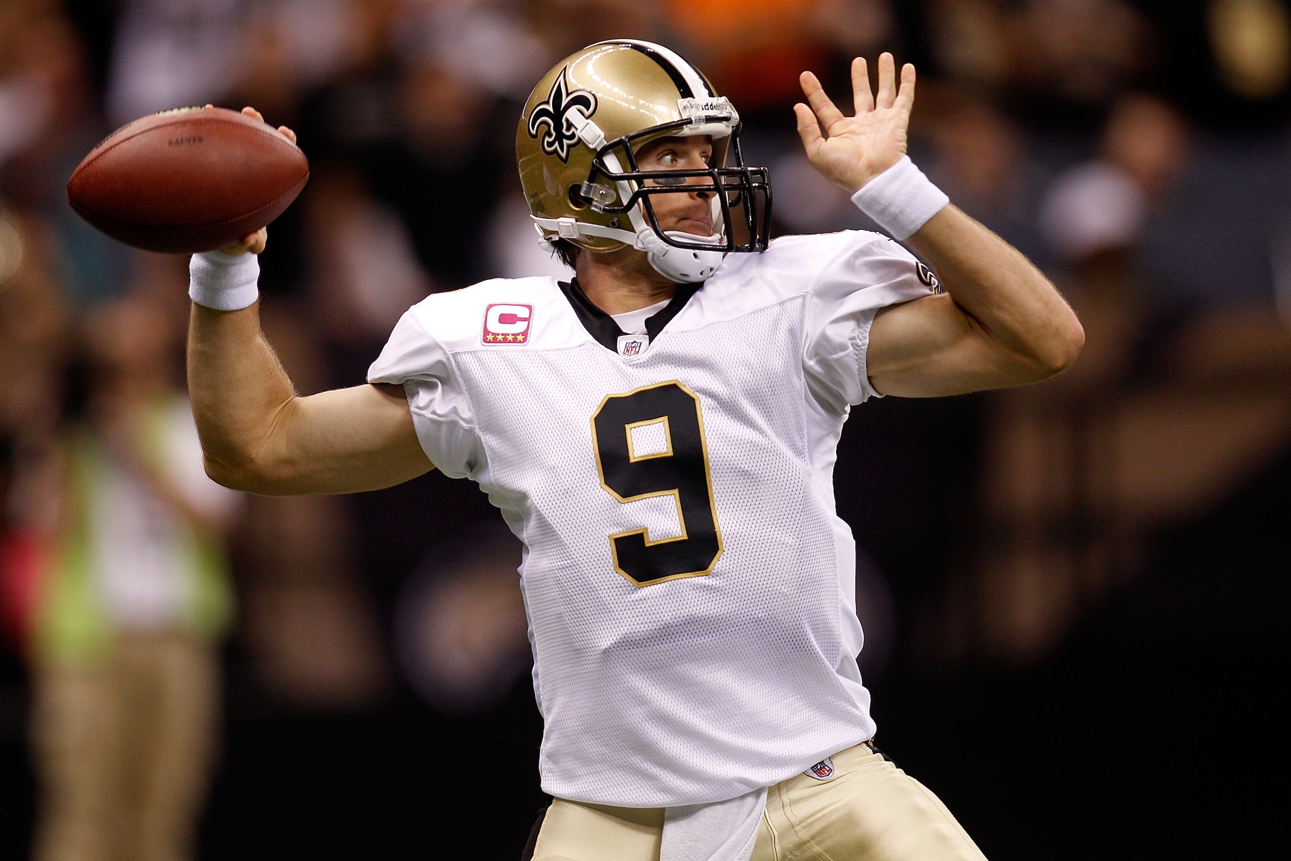 NEW ORLEANS - OCTOBER 24:  Drew Brees #9 of the New Orleans Saints throws a pass against the Cleveland Browns at the Louisiana Superdome on October 24, 2010 in New Orleans, Louisiana.  (Photo by Chris Graythen/Getty Images)