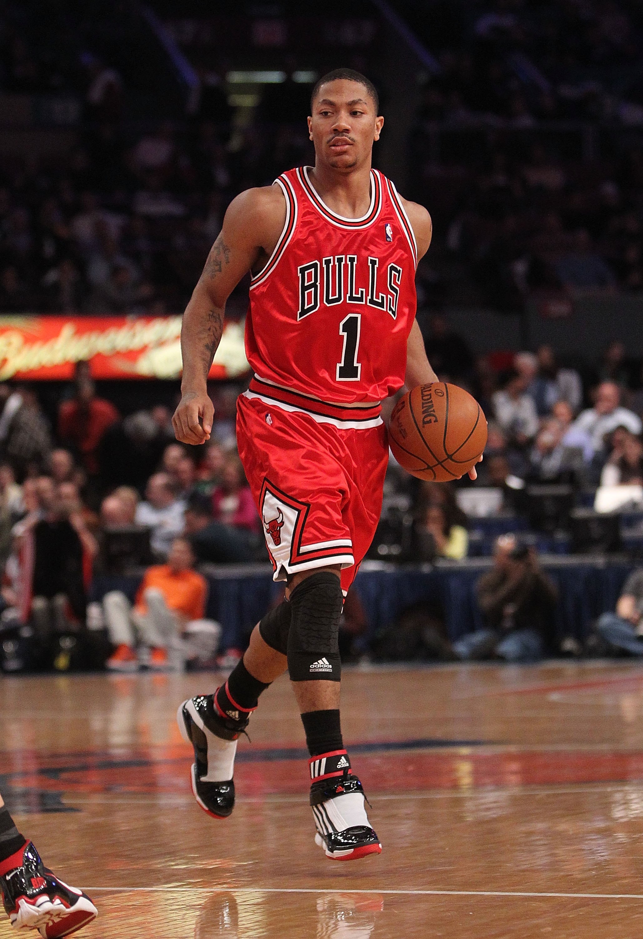 NEW YORK - FEBRUARY 17:  Derrick Rose #1 of the Chicago Bulls dribbles the ball against the New York Knicks at Madison Square Garden on February 17, 2010 in New York, New York. NOTE TO USER: User expressly acknowledges and agrees that, by downloading and