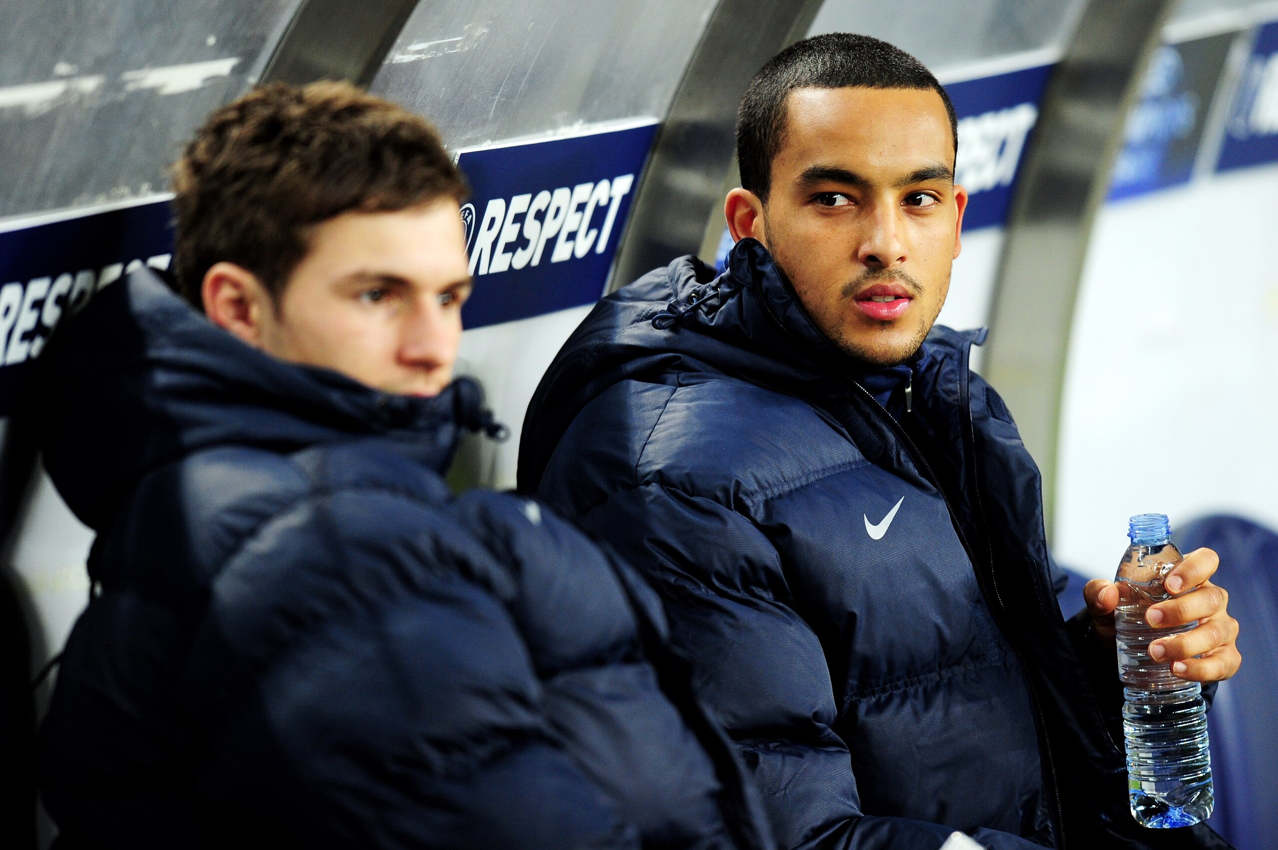 PORTO, PORTUGAL - FEBRUARY 17:  Theo Walcott (R) and Aaron Ramsey of Arsenal sit on the bench prior to the UEFA Champions League last 16 first leg match between FC Porto and Arsenal at the Estadio Do Dragao on February 17, 2010 in Porto, Portugal.  (Photo
