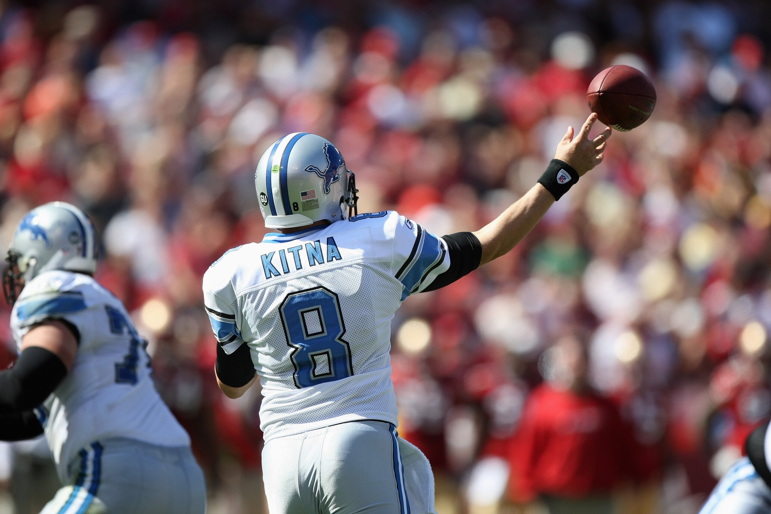 SAN FRANCISCO - SEPTEMBER 21:  Jon Kitna #8 of the Detroit Lions passes during the game against the San Francisco 49ers on September 21, 2008 at Candlestick Park in San Francisco, California. (Photo by Jed Jacobsohn/Getty Images)
