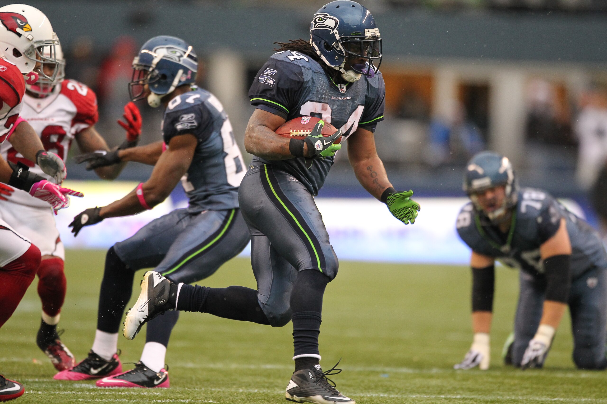 SEATTLE - OCTOBER 24:  Running back Marshawn Lynch #24 of the Seattle Seahawks rushes against the Arizona Cardinals at Qwest Field on October 24, 2010 in Seattle, Washington. (Photo by Otto Greule Jr/Getty Images)