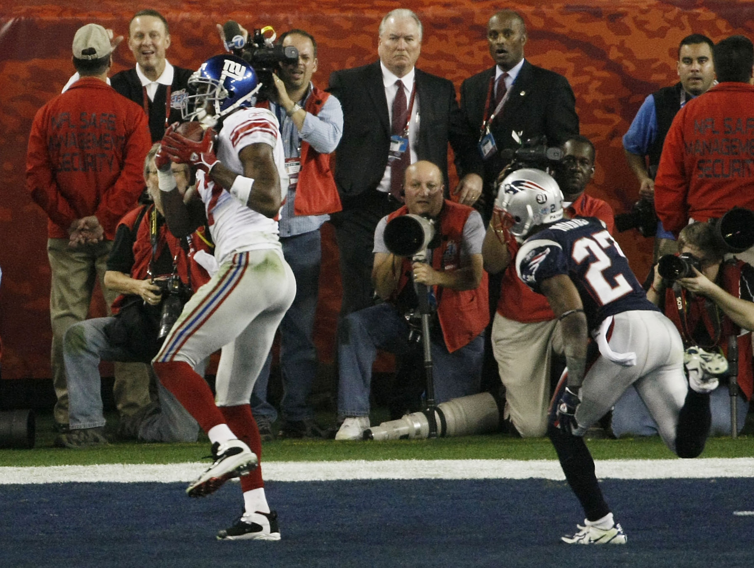 GLENDALE, AZ - FEBRUARY 03:  Wide receiver Plaxico Burress #17 of the New York Giants catches a 13-yard touchdown pass in the fourth quarter over Ellis Hobbs #27 of the New England Patriots during Super Bowl XLII on February 3, 2008 at the University of P
