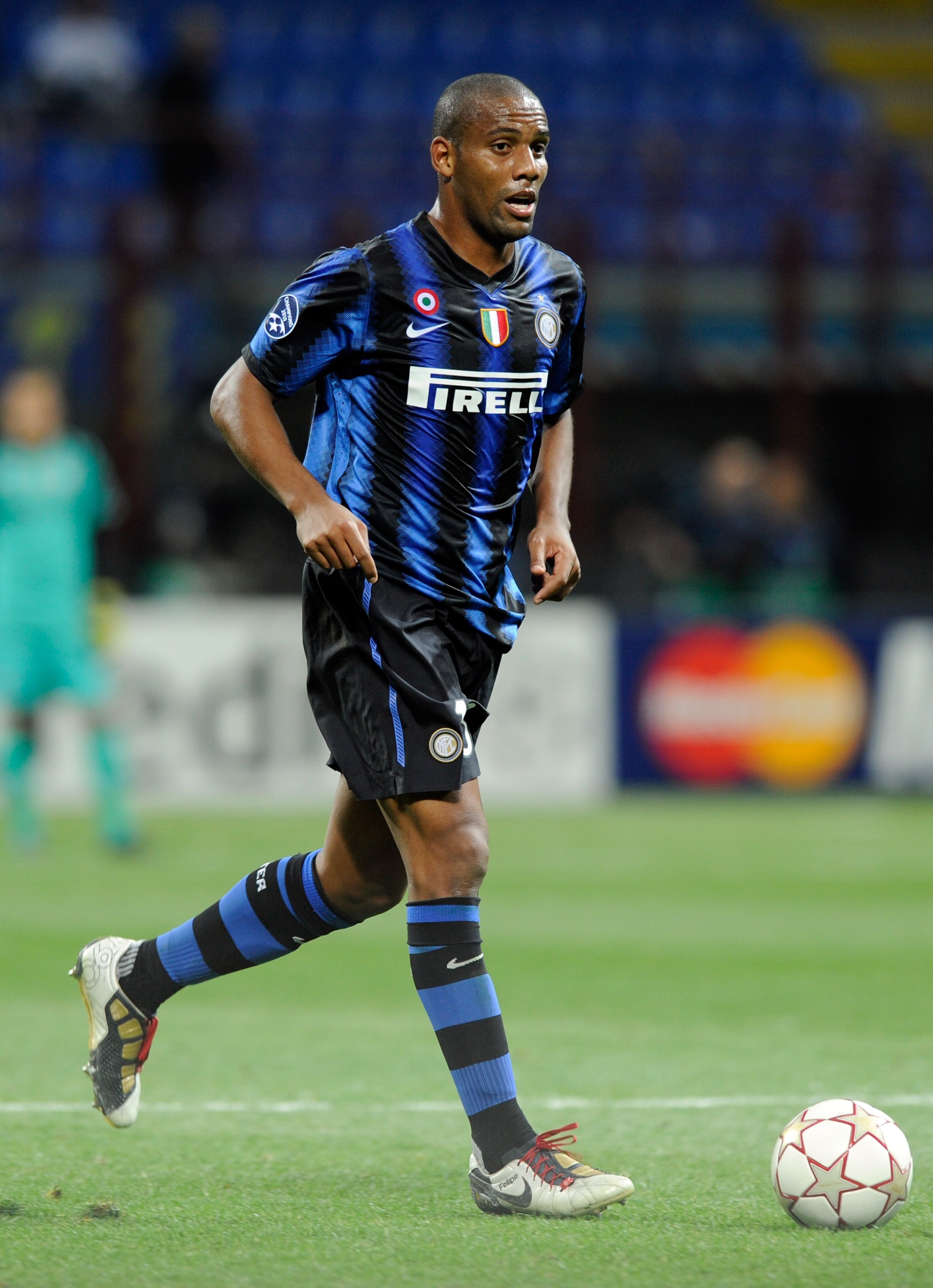 MILAN, ITALY - OCTOBER 20:  Maicon of FC Internazionale Milano in action during the UEFA Champions League group A match between FC Internazionale Milano and Tottenham Hotspur at Stadio Giuseppe Meazza on October 20, 2010 in Milan, Italy.  (Photo by Claudi