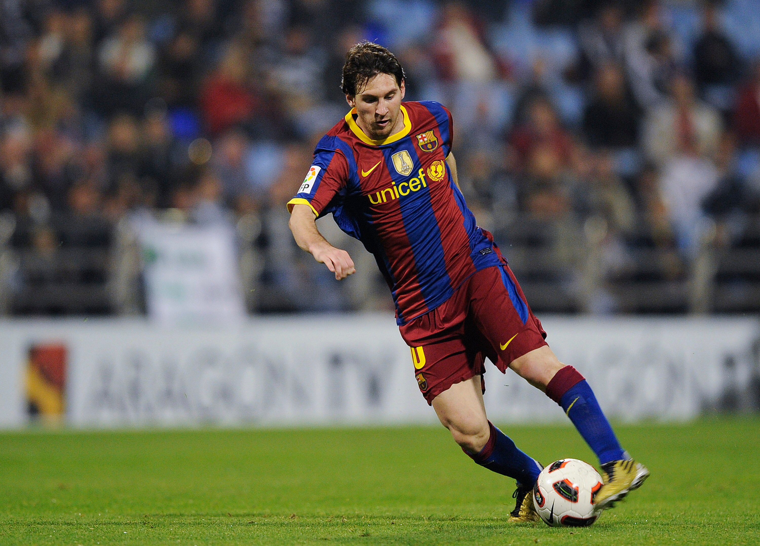 ZARAGOZA, SPAIN - OCTOBER 23: Lionel Mesi of Barcelona runs with the ball during the La Liga match between Real Zaragoza and Barcelona at La Romareda on October 23, 2010 in Zaragoza, Spain. Barcelona won the match 2-0.  (Photo by David Ramos/Getty Images)