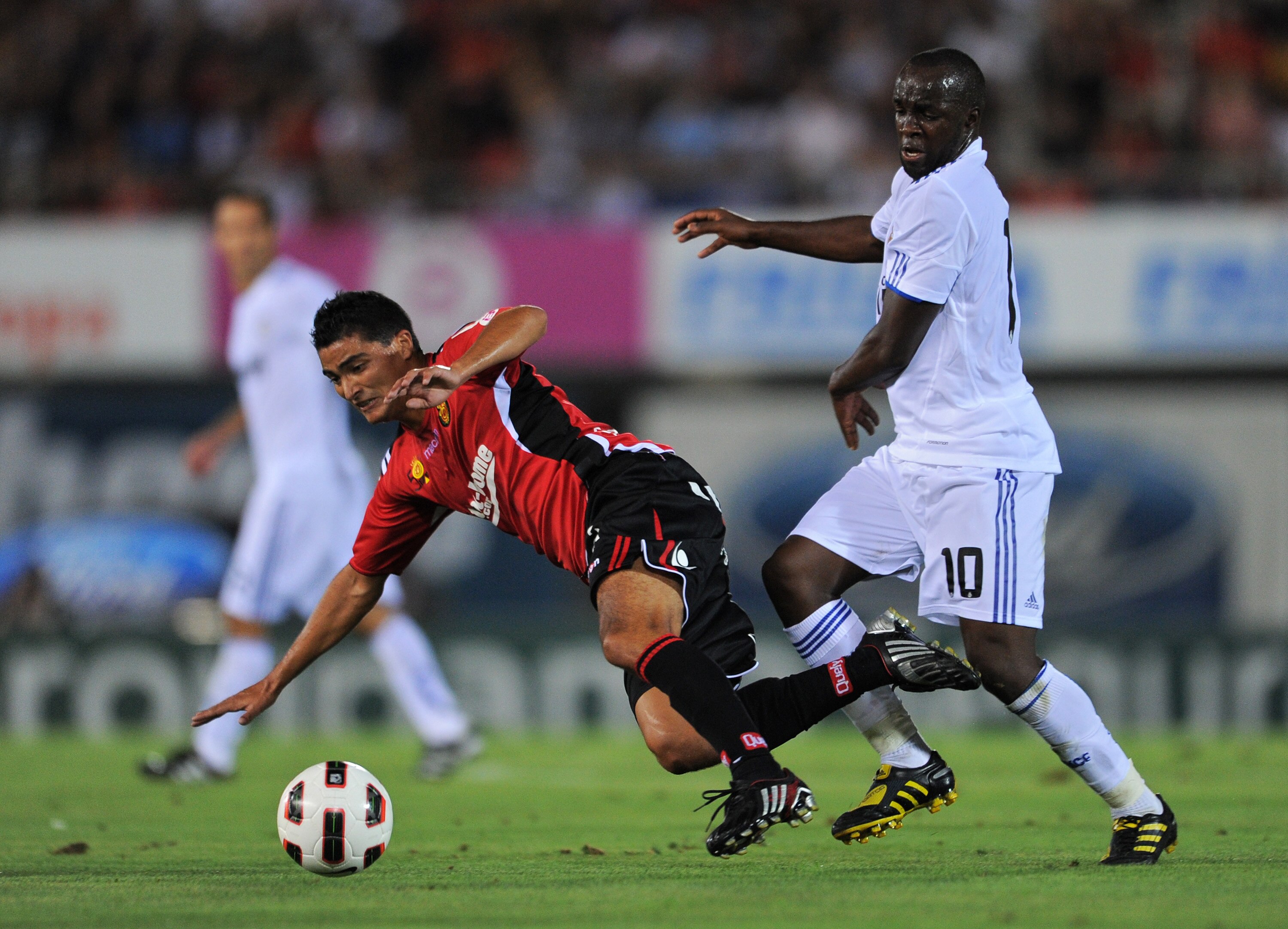 PALMA DE MALLORCA, SPAIN - AUGUST 29:  Gonzalo Castro (L) of Mallorca duels for the ball with Lassana Diarra of Real Madrid during the La Liga match between Mallorca and Real Madrid at the ONO Estadio on August 29, 2010 in Palma de Mallorca, Spain. The ma