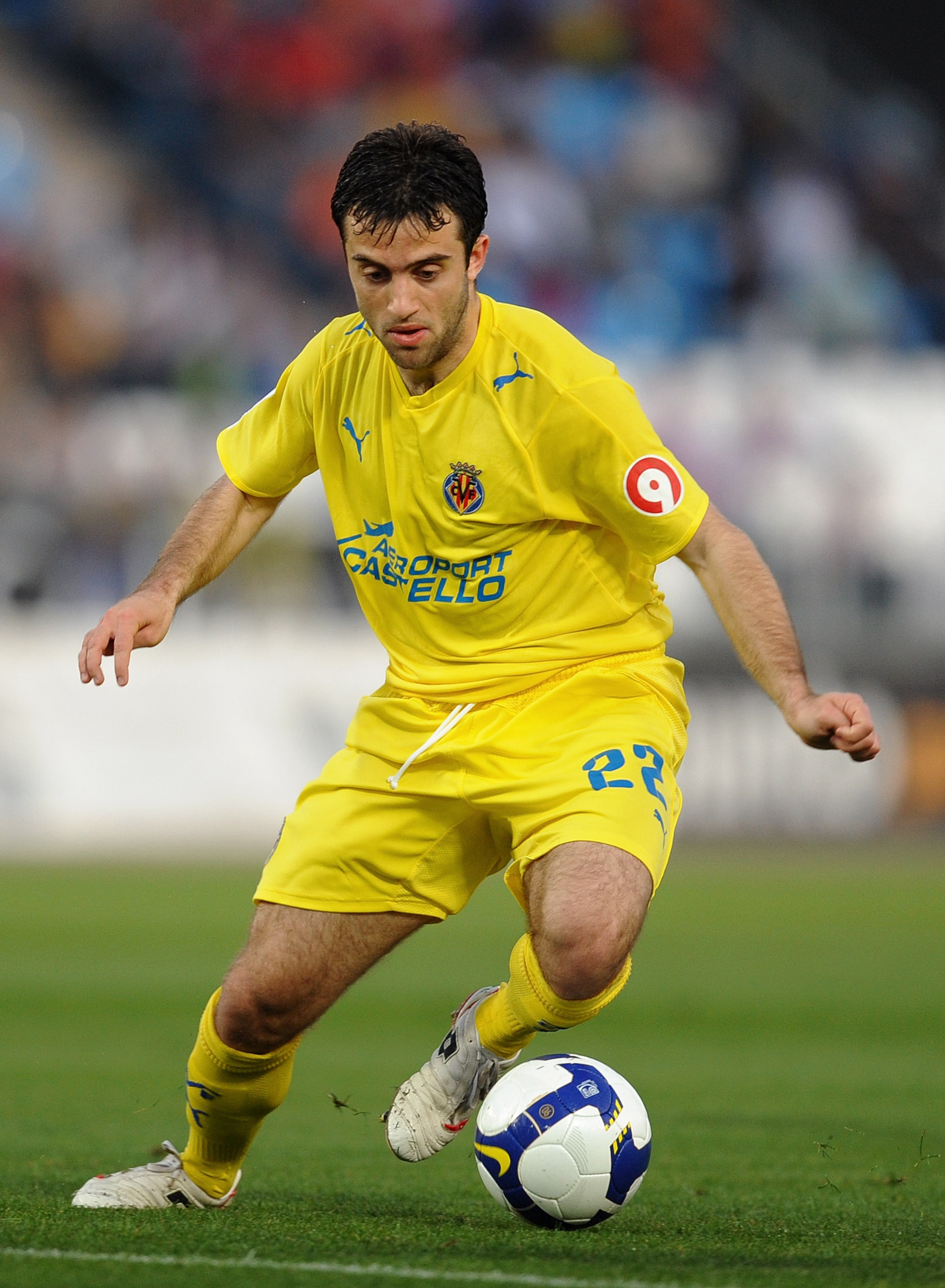 ALMERIA, SPAIN - APRIL 04:  Giuseppe Rossi of Villarreal controls the ball during the La Liga match between Almeria and Villarreal at the Estadio de los Juegos Mediterraneos on April 4, 2009 in Almeria, Spain. Villarreal lost the match 3-0.  (Photo by Jas