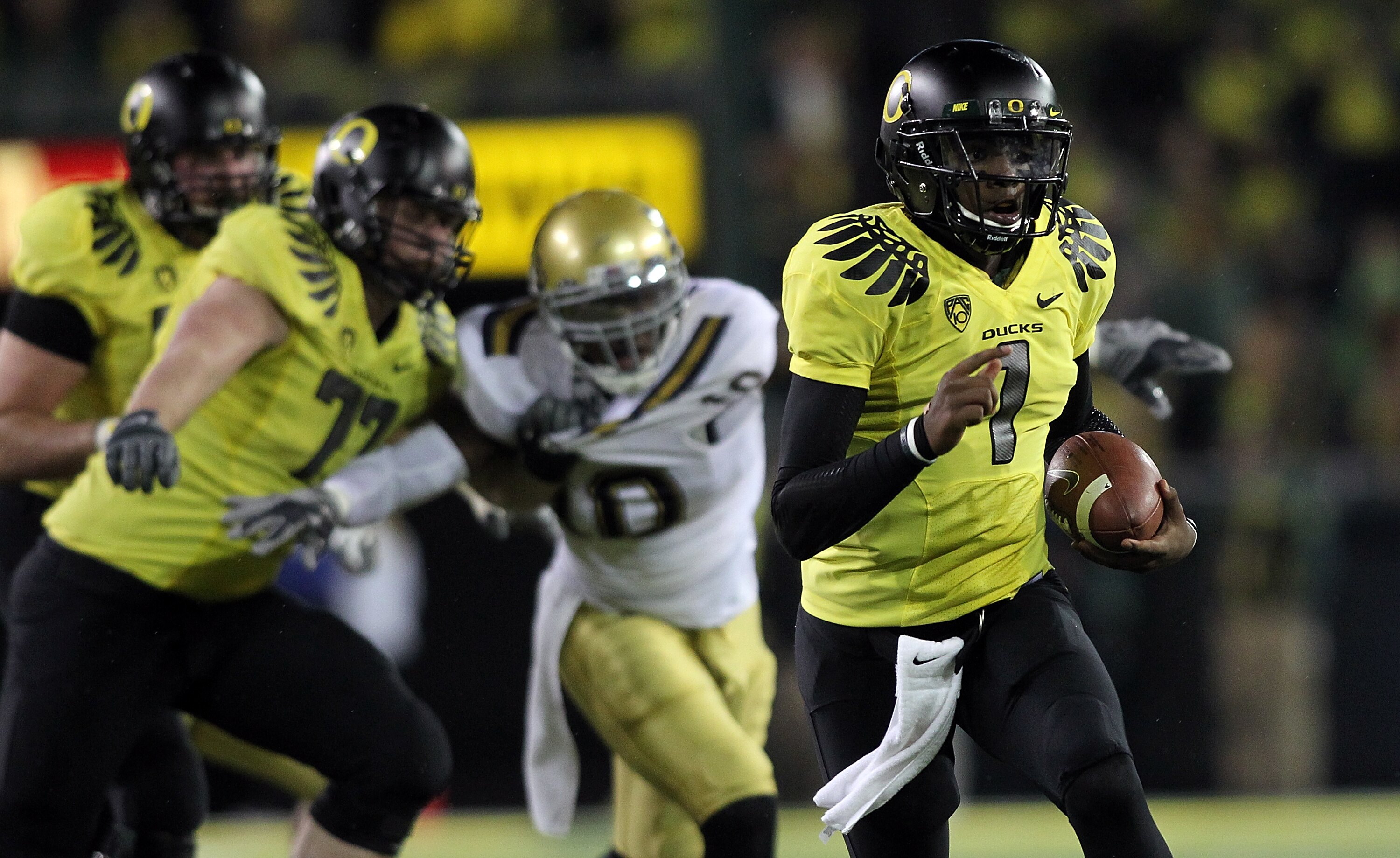 EUGENE, OR - OCTOBER 21:  Darron Thomas #1 of the Oregon Ducks runs against  the UCLA Bruins  on October 21, 2010 at the Autzen Stadium in Eugene, Oregon.  (Photo by Jonathan Ferrey/Getty Images)