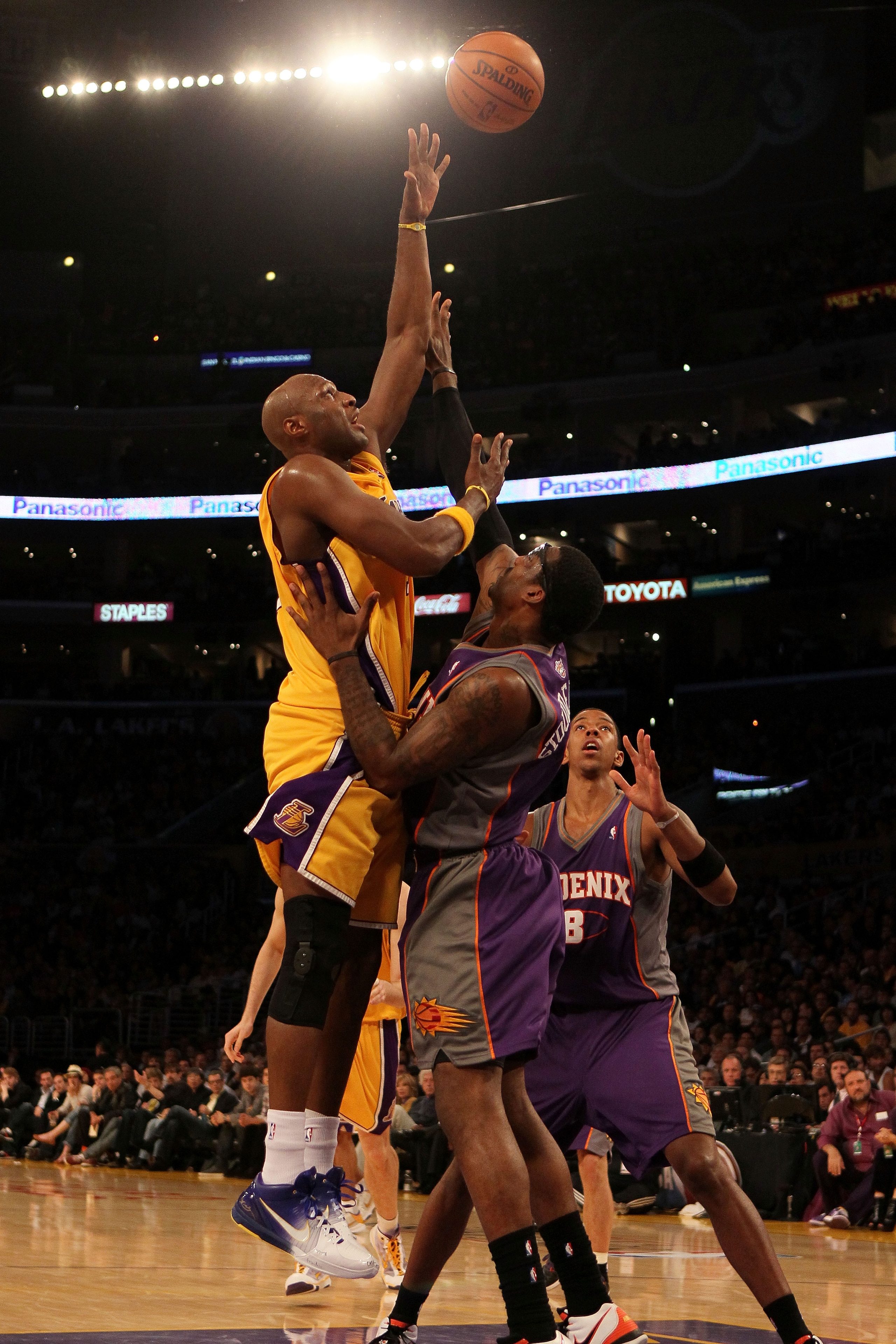 LOS ANGELES, CA - MAY 27:  Lamar Odom #7 of the Los Angeles Lakers takes a shot as Amar'e Stoudemire #1 of the Phoenix Suns defends in the second quarter of Game Five of the Western Conference Finals during the 2010 NBA Playoffs at Staples Center on May 2