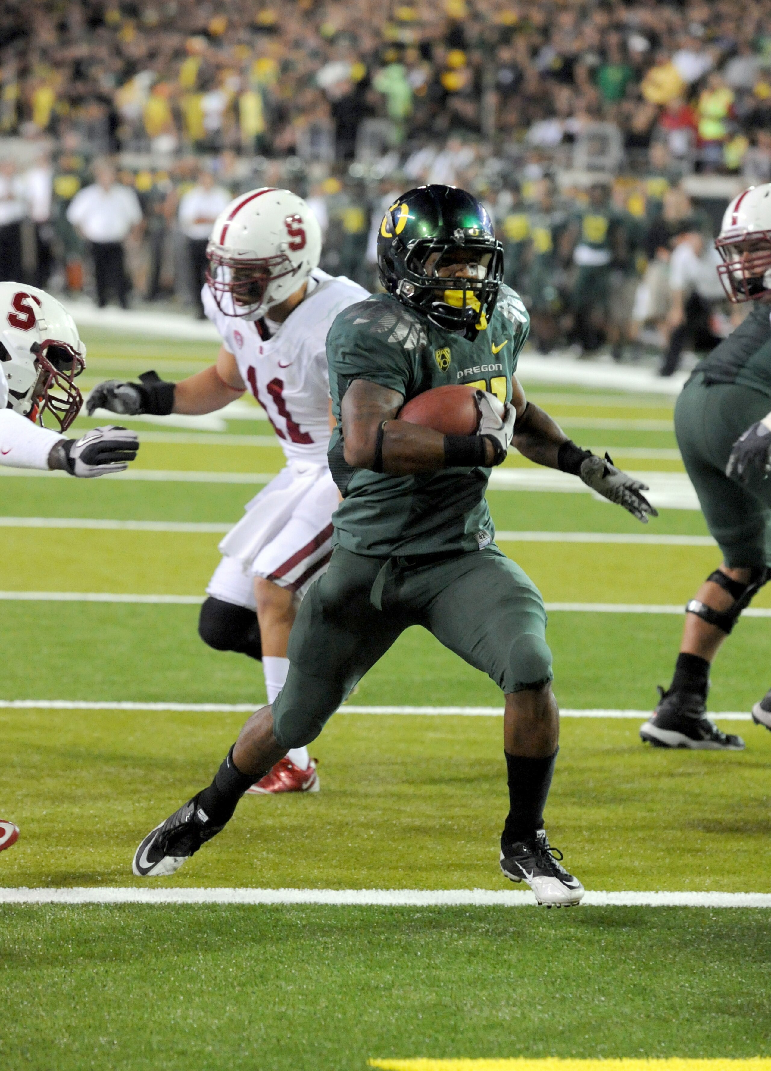 EUGENE, OR - OCTOBER 2: Running back LaMichael James #21 of the Oregon Ducks breaks in to the end zone for a touchdown in the third quarter of the game against the Stanford Cardinal at Autzen Stadium on October 2, 2010 in Eugene, Oregon. James ran for 257