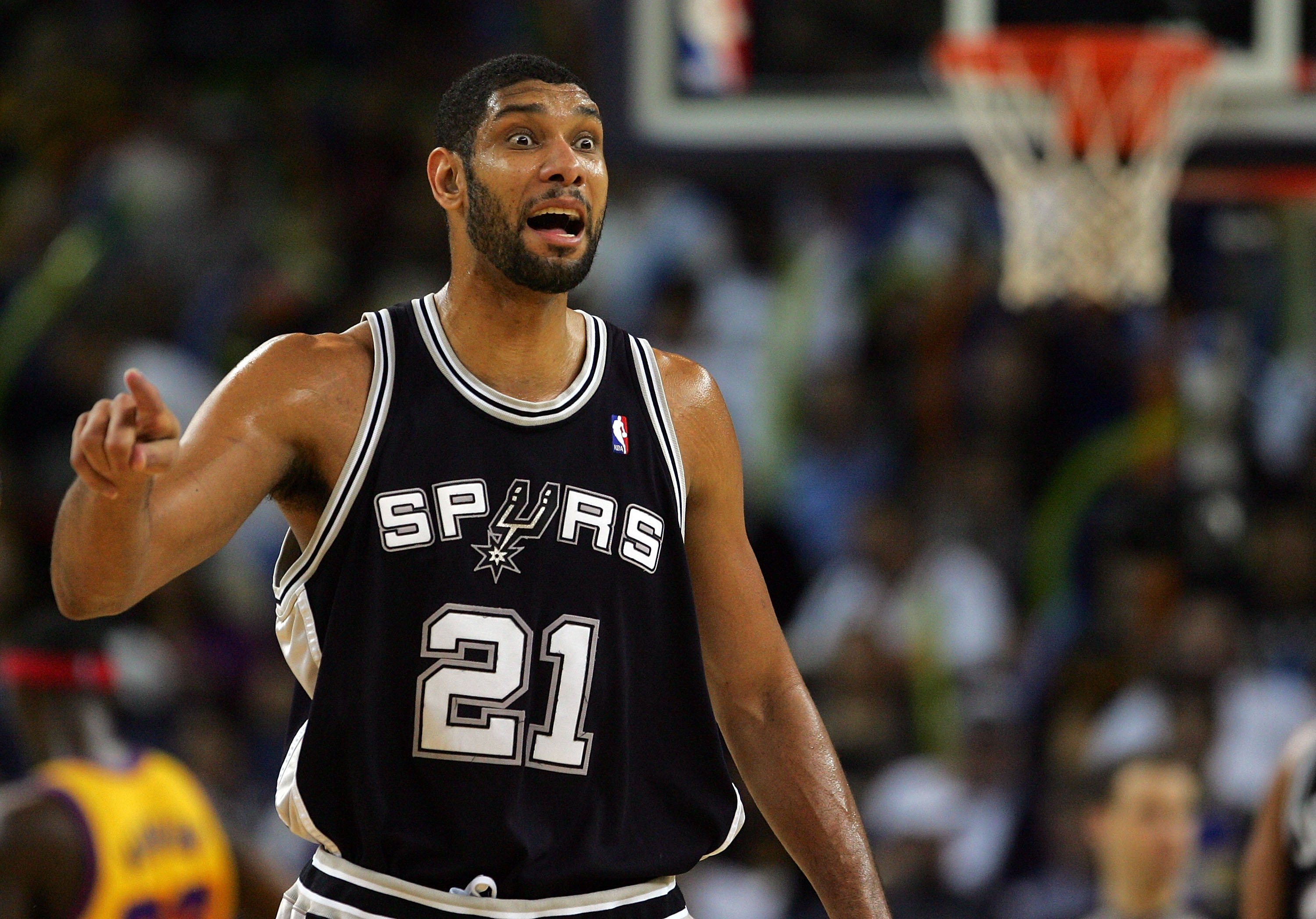 OAKLAND, CA - DECEMBER 16:  Tim Duncan #21 of the San Antonio Spurs shouts to his teammates during their game against the Golden State Warriors at Oracle Arena on December 16, 2009 in Oakland, California. NOTE TO USER: User expressly acknowledges and agre