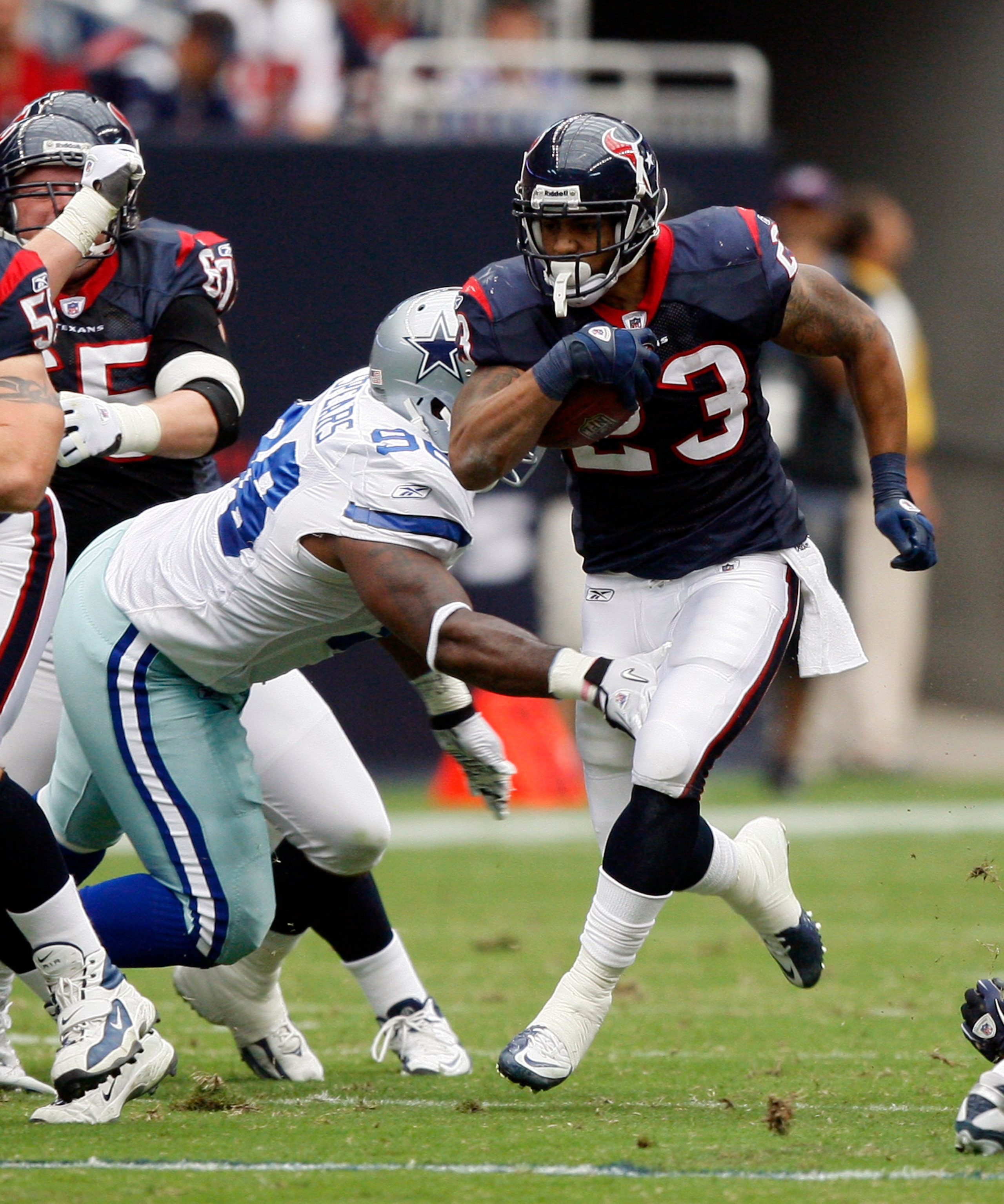 HOUSTON - SEPTEMBER 26:  Running back Arian Foster #23 of the Houston Texans rushes against the Dallas Cowboys in the second quarter at Reliant Stadium on September 26, 2010 in Houston, Texas.  (Photo by Bob Levey/Getty Images)