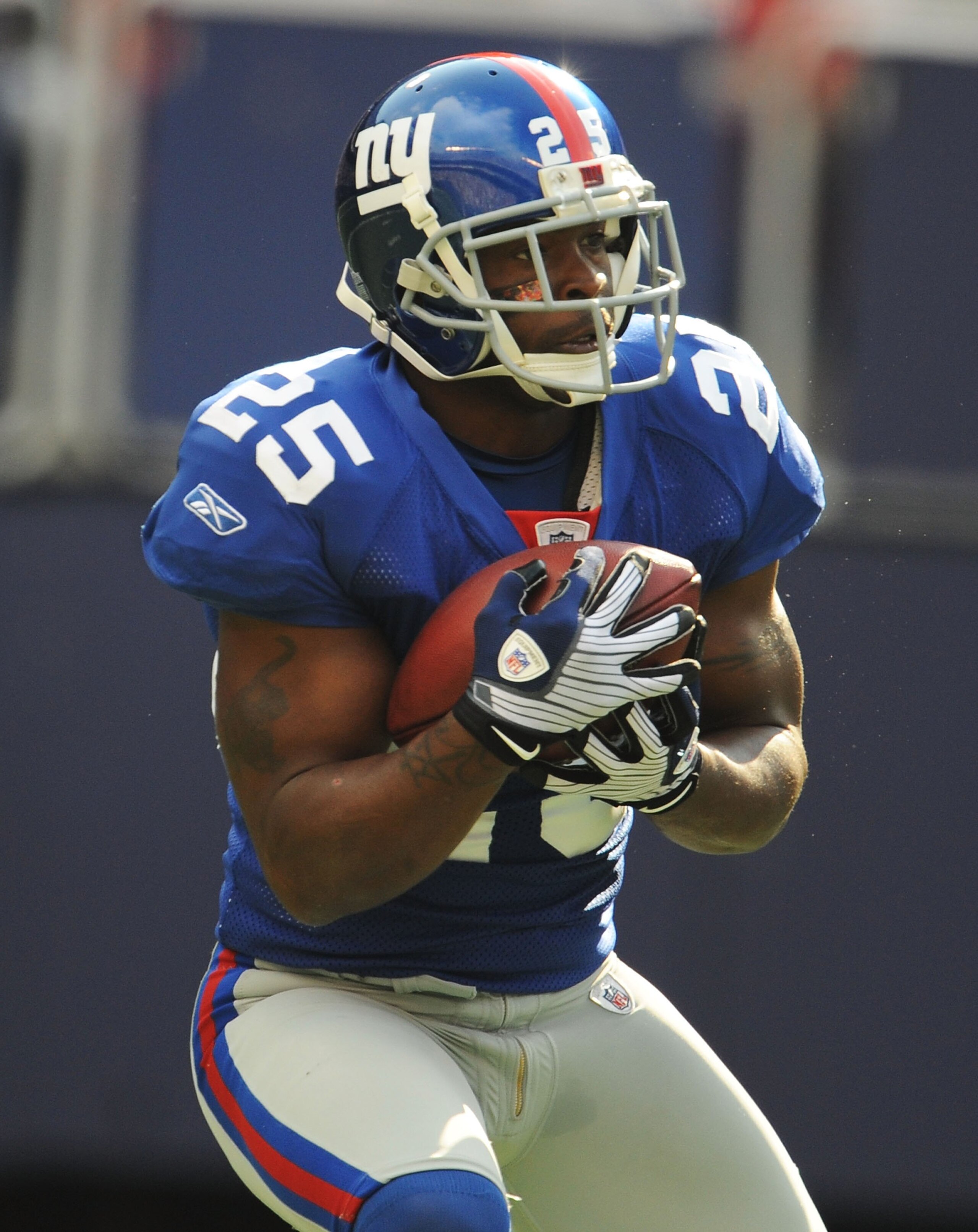 EAST RUTHERFORD, NJ - OCTOBER 05:  R.W. McQuarters #25 of the New York Giants plays against the Seattle Seahawks  on October 5, 2008 at Giants Stadium in East Rutherford, New Jersey.  (Photo by Al Bello/Getty Images)
