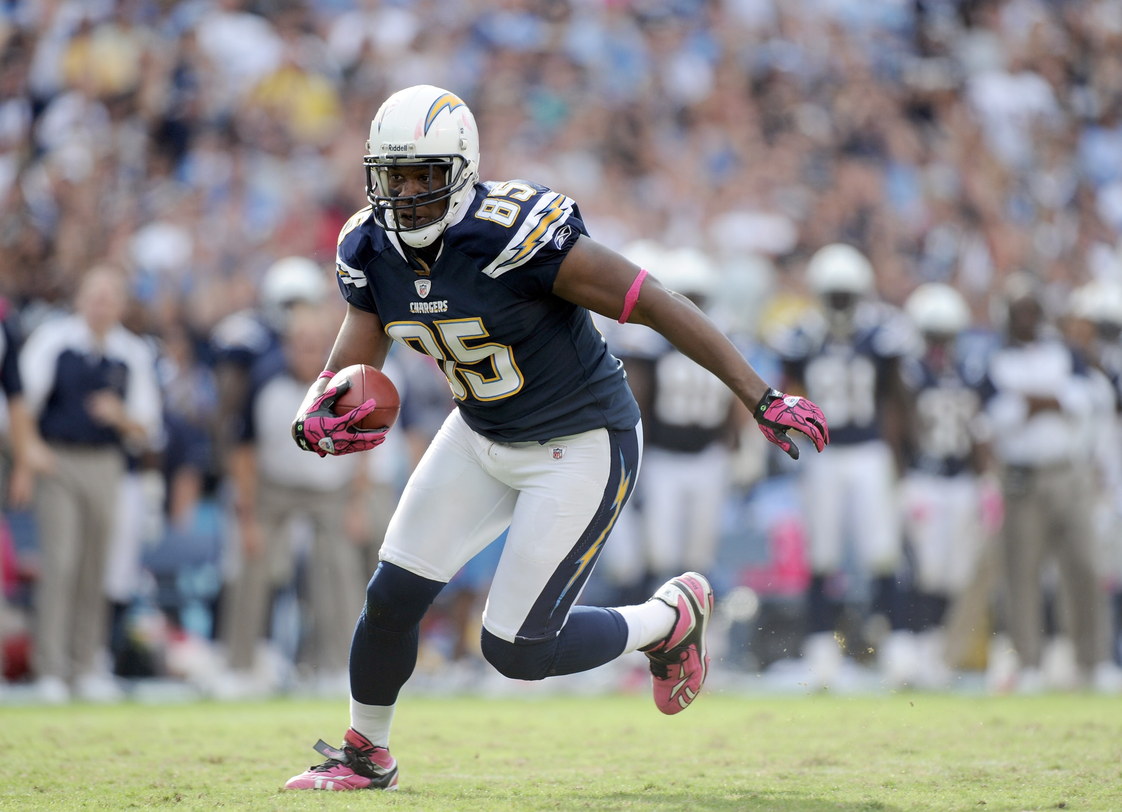 SAN DIEGO - OCTOBER 24:  Antonio Gates #85 of the San Diego Chargers runs after his catch against the New England Patriots during the fourth quarter at Qualcomm Stadium on October 24, 2010 in San Diego, California.  (Photo by Harry How/Getty Images)