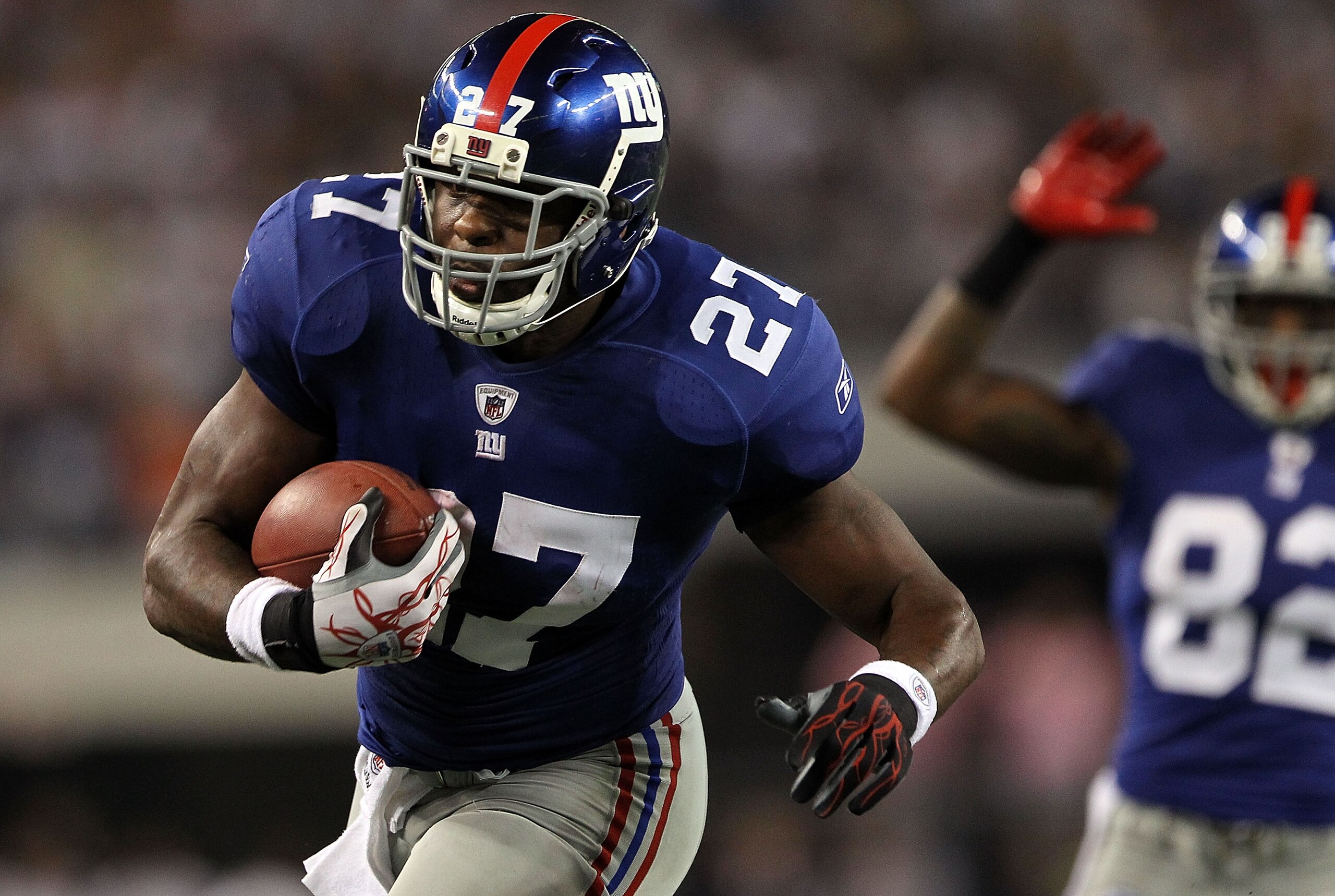 ARLINGTON, TX - OCTOBER 25:  Running back Brandon Jacobs #27 of the New York Giants runs for a touchdown against the Dallas Cowboys at Cowboys Stadium on October 25, 2010 in Arlington, Texas.  (Photo by Ronald Martinez/Getty Images)