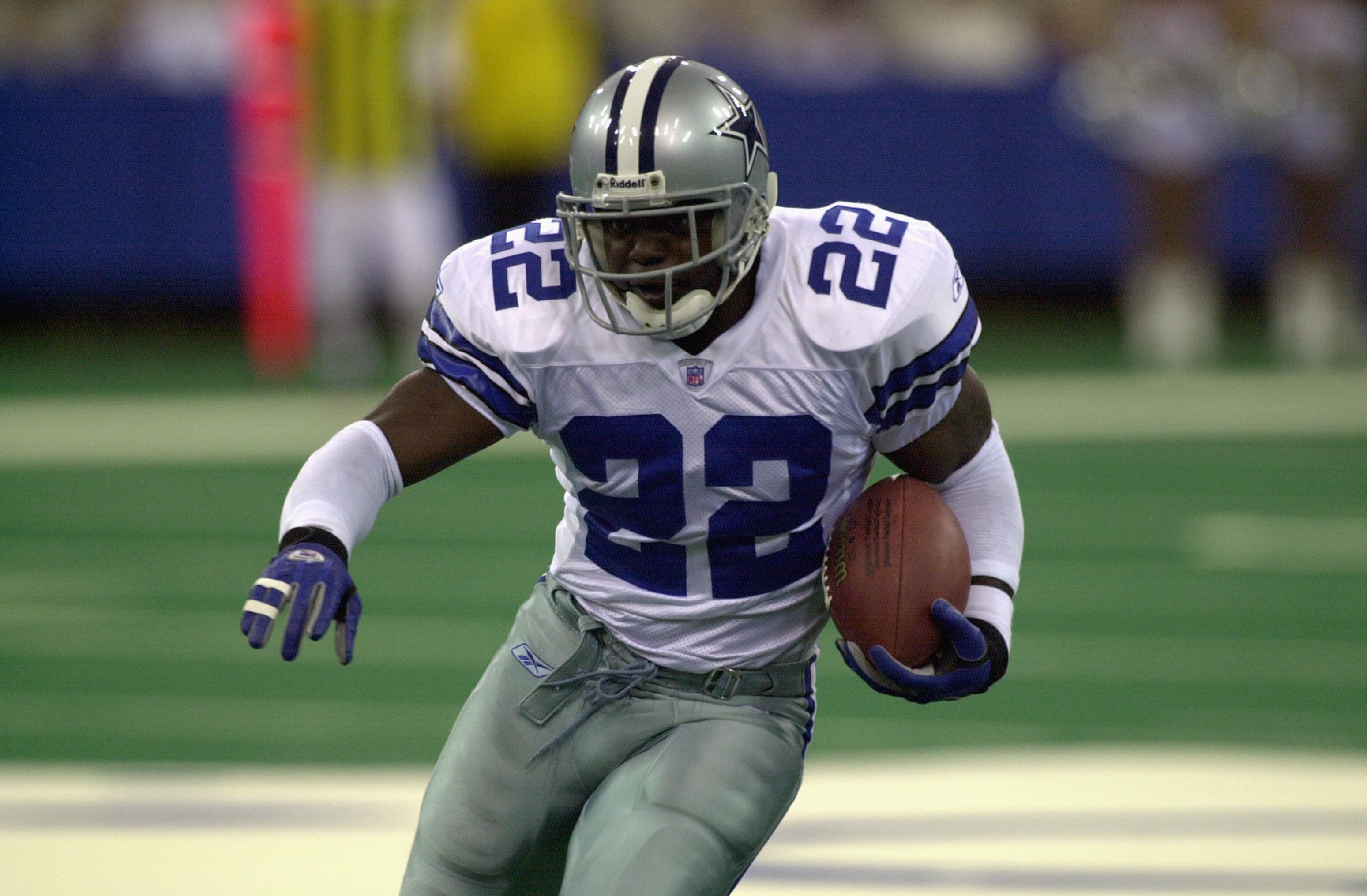 INDIANAPOLIS-NOVEMBER 17: Emmitt Smith #22 of the Dallas Cowboys runs with the ball during their game against the Indianapolis Colts on November 17, 2002 at the RCA Dome in Indianapolis, Indiana. The Colts defeated the Cowboys 20-3.  (Photo by Jonathan Da