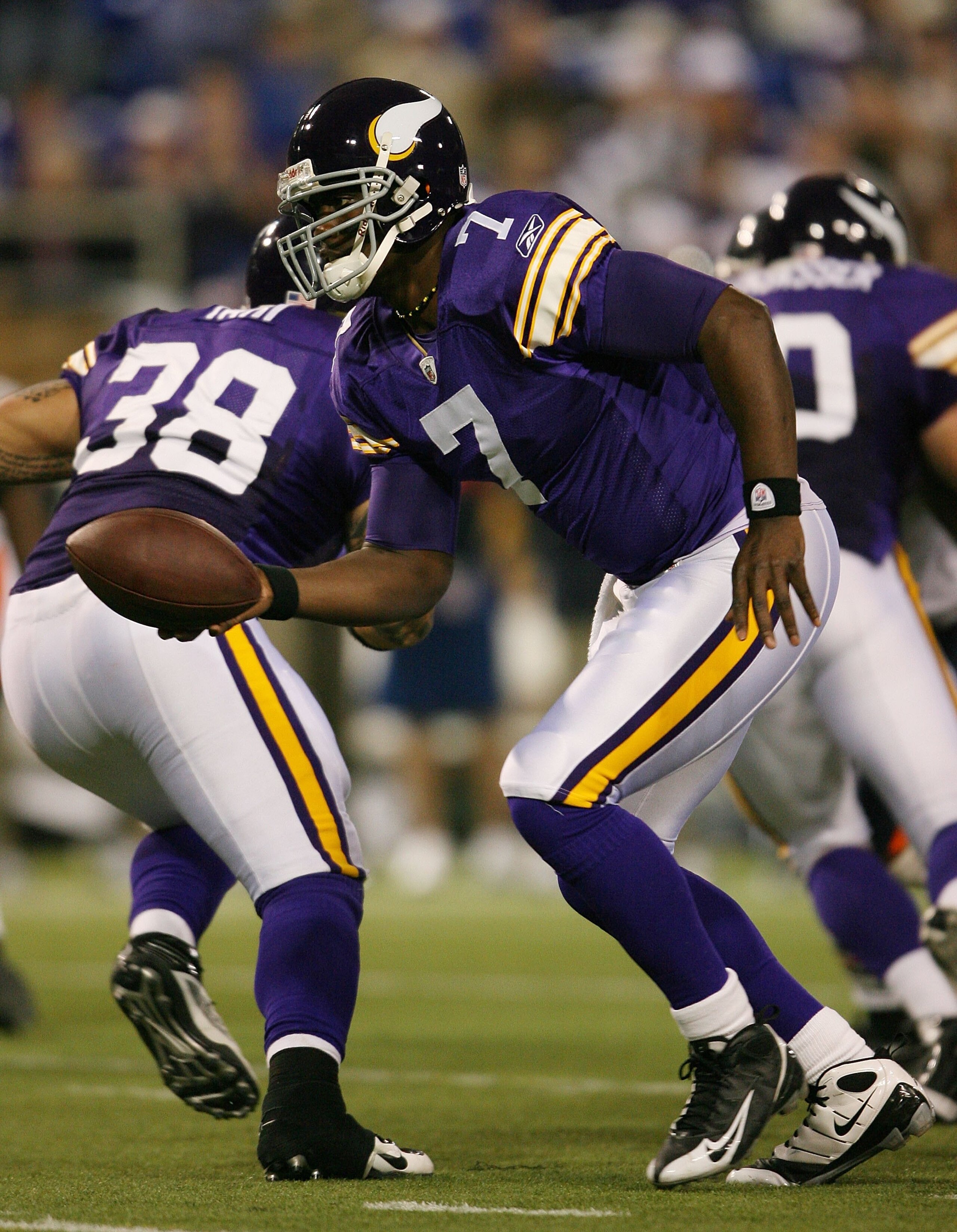 MINNEAPOLIS - NOVEMBER 29: Tavaris Jackson #7 of the Minnesota Vikings hands off the ball in the fourth quarter against the Chicago Bears on November 29, 2009 at Hubert H. Humphrey Metrodome in Minneapolis, Minnesota. The Vikings defeated the Bears 36-10 MINNEAPOLIS - NOVEMBER 29: Tavaris Jackson #7 of the Minnesota Vikings hands off the ball in the fourth quarter against the Chicago Bears on November 29, 2009 at Hubert H. Humphrey Metrodome in Minneapolis, Minnesota. The Vikings defeated the Bears 36-10