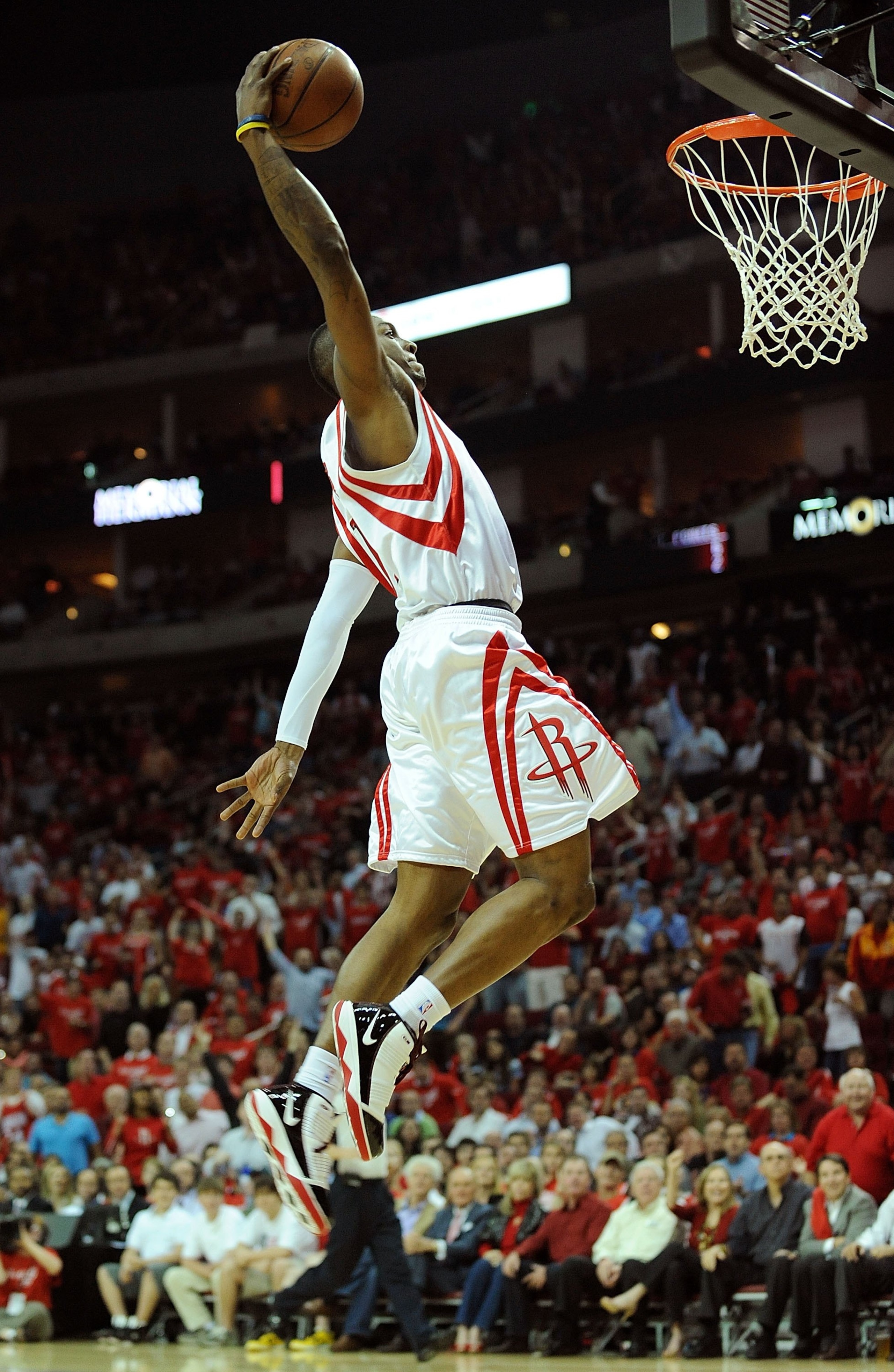 HOUSTON - APRIL 24:  Guard Von Wafer #13 of the Houston Rockets makes a slam dunk against the Portland Trail Blazers in Game Three of the Western Conference Quarterfinals during the 2009 NBA Playoffs at Toyota Center on April 24, 2009 in Houston, Texas. N