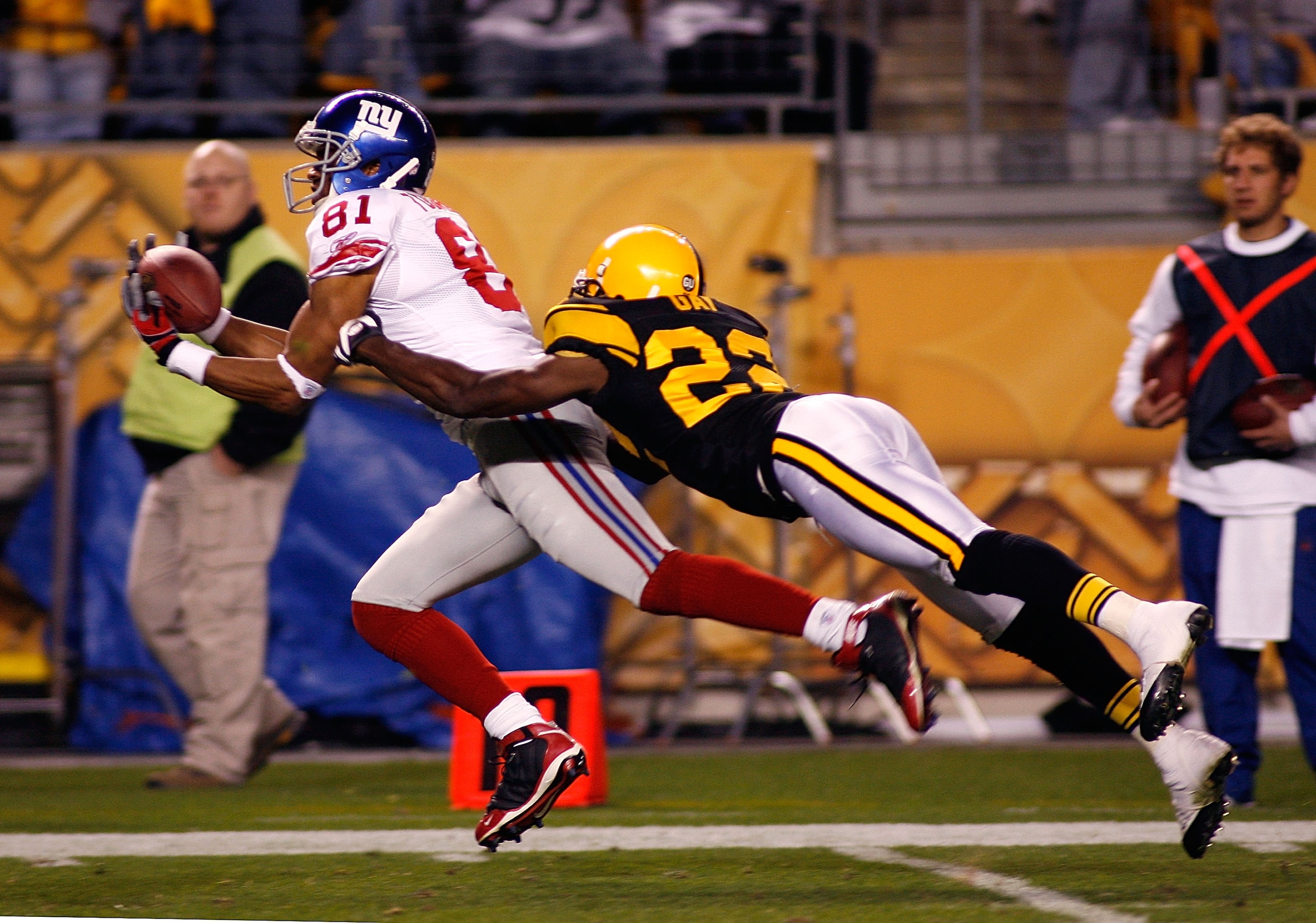 PITTSBURGH - OCTOBER 26: Amani Toomer #81 of the New York Giants makes a 30 yard catch on fourth down with William Gay #22 of the Pittsburgh Steelers defending on October 26, 2008 at Heinz Field in Pittsburgh, Pennsylvania. The Giants won 21-14. (Photo b PITTSBURGH - OCTOBER 26: Amani Toomer #81 of the New York Giants makes a 30 yard catch on fourth down with William Gay #22 of the Pittsburgh Steelers defending on October 26, 2008 at Heinz Field in Pittsburgh, Pennsylvania. The Giants won 21-14. (Photo b