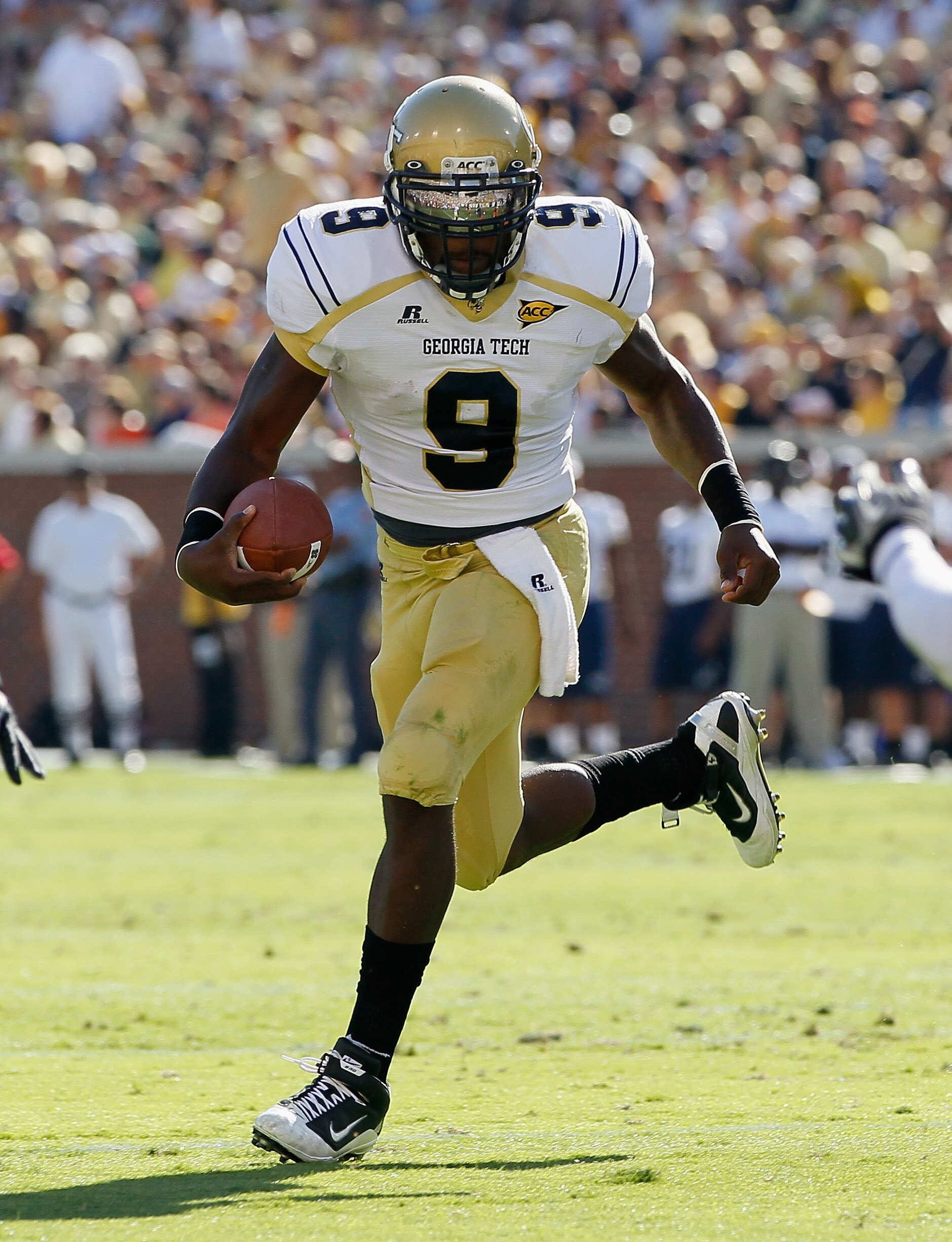 ATLANTA - OCTOBER 09:  Joshua Nesbitt #9 of the Georgia Tech Yellow Jackets against the Virginia Cavaliers at Bobby Dodd Stadium on October 9, 2010 in Atlanta, Georgia.  (Photo by Kevin C. Cox/Getty Images)