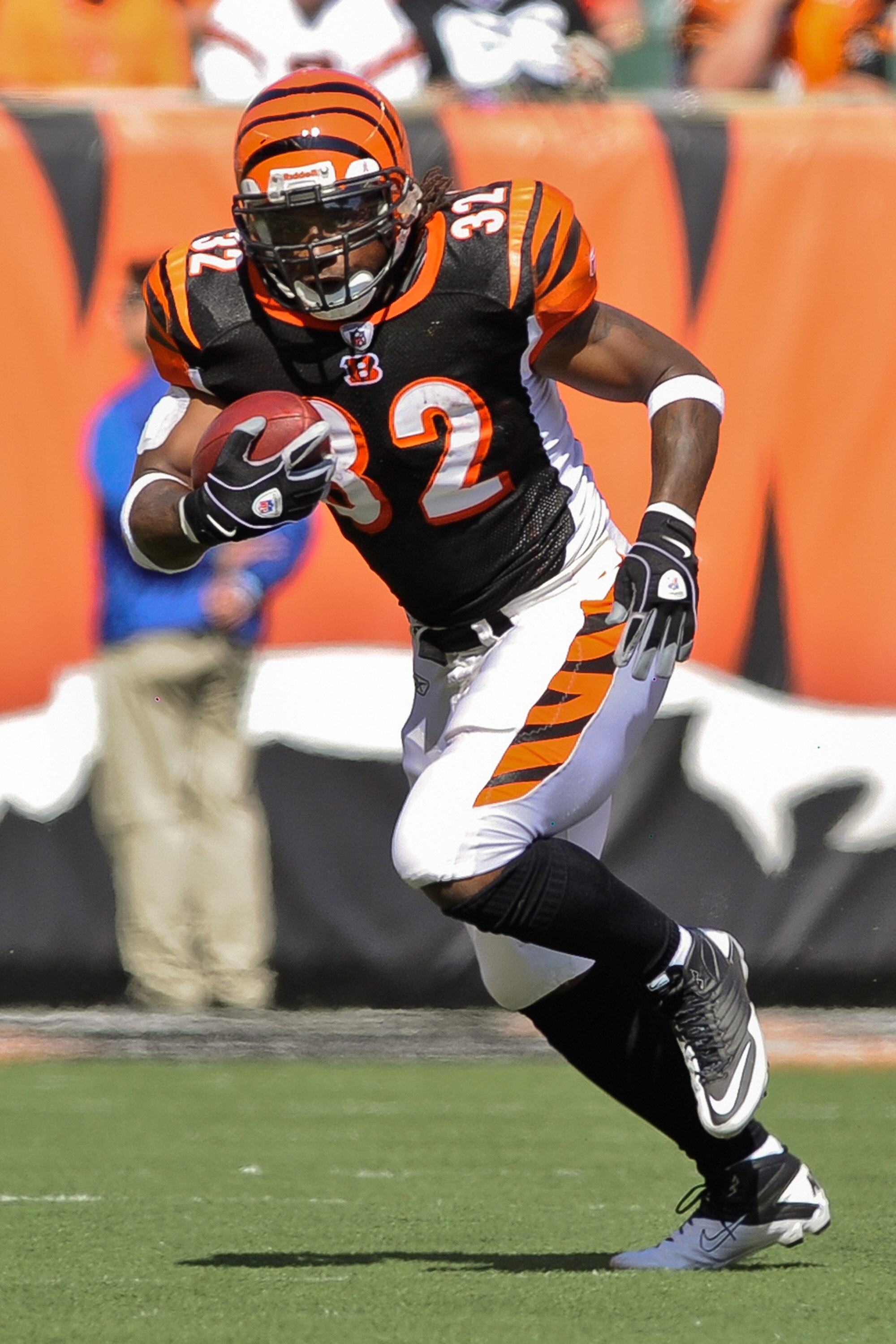 CINCINNATI, OH - OCTOBER 10: Cedric Benson #32 of the Cincinnati Bengals runs with the ball against the Tampa Bay Buccaneers at Paul Brown Stadium on October 10, 2010 in Cincinnati, Ohio. (Photo by Jamie Sabau/Getty Images)