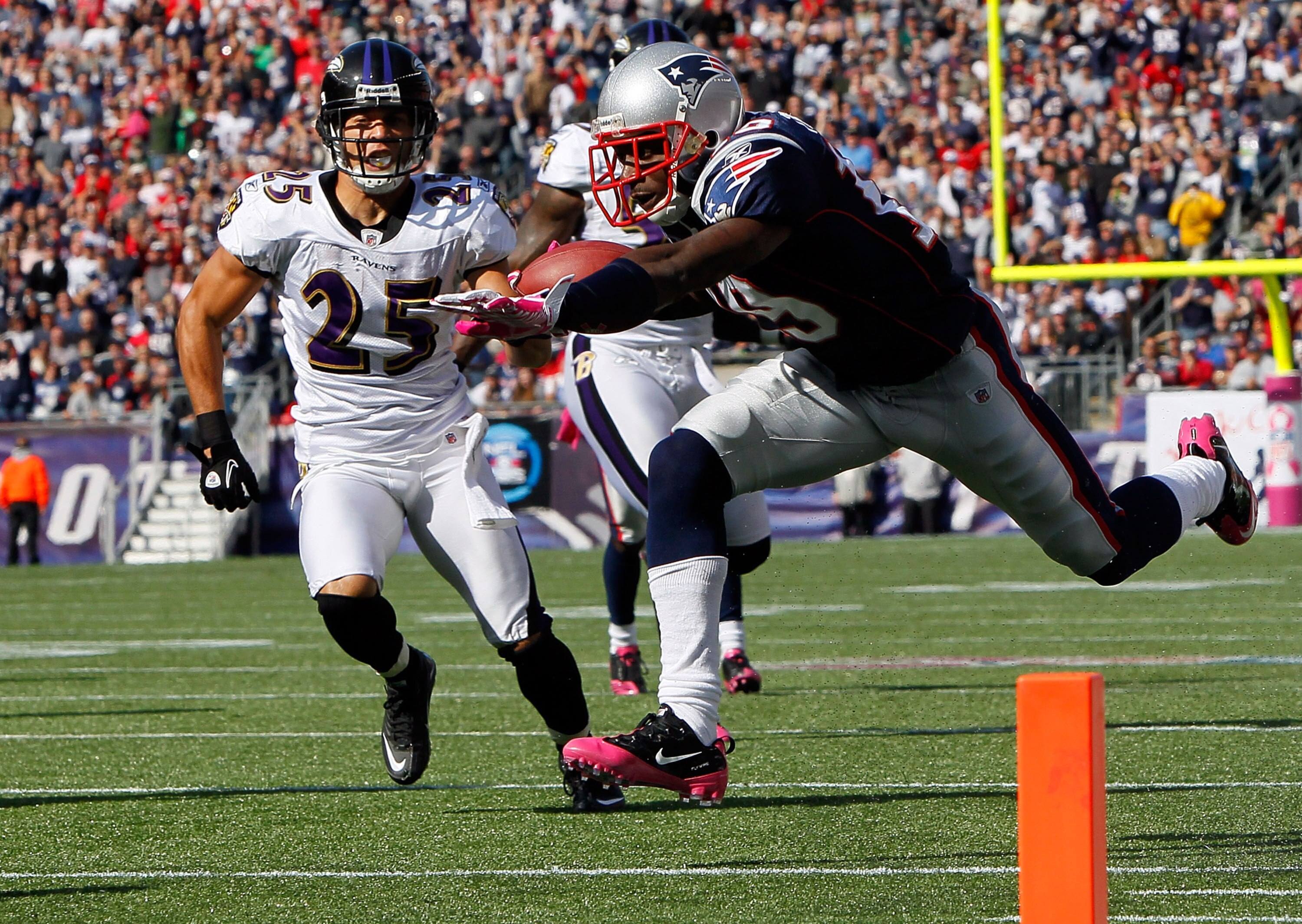 FOXBORO, MA - OCTOBER 17:  Brandon Tate #19 of the New England Patriots gains yards against the defense of Chris Carr #25 and Terrell Suggs #55 of the Baltimore Ravens at Gillette Stadium on October 17, 2010 in Foxboro, Massachusetts. (Photo by Jim Rogash