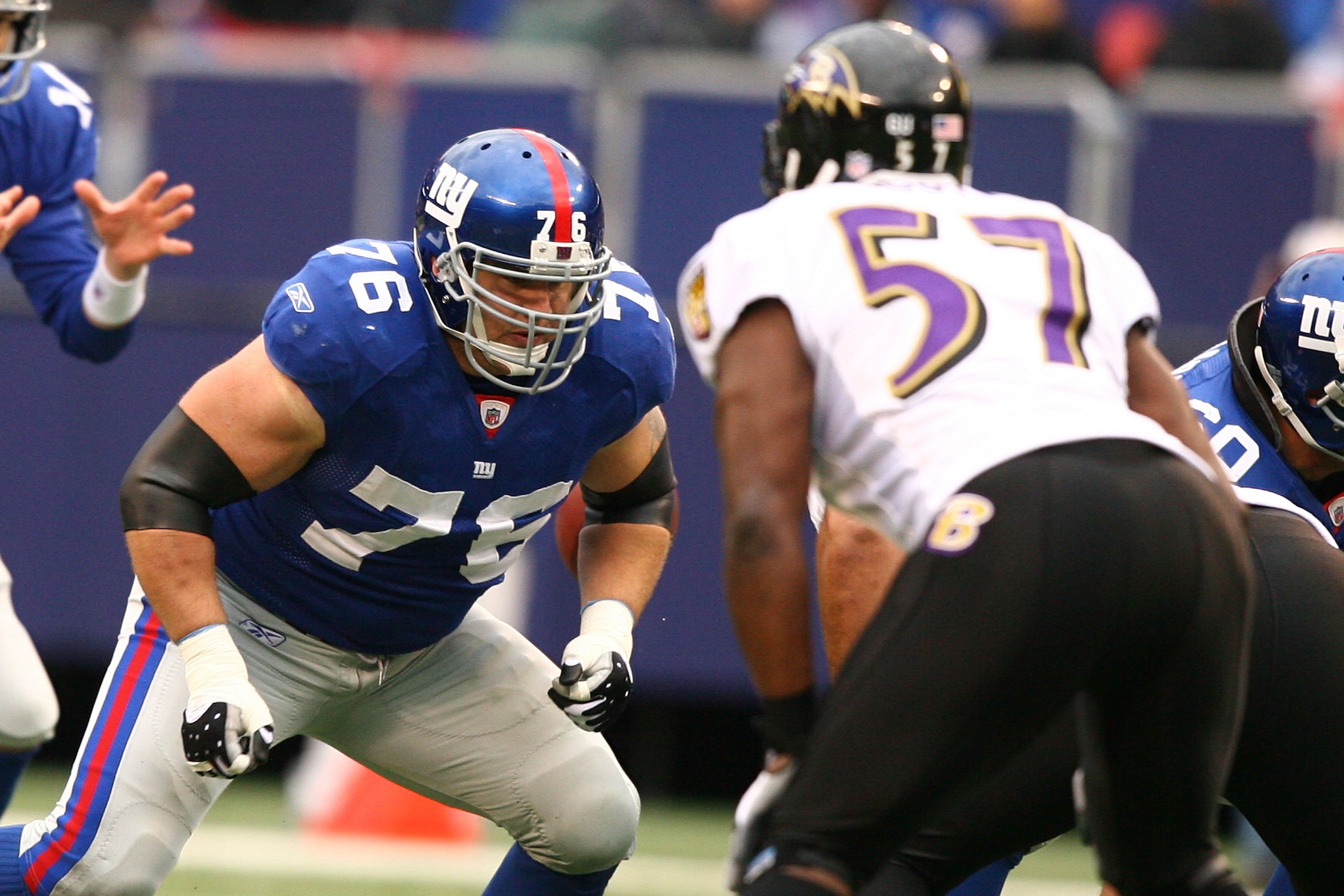EAST RUTHERFORD, NJ - NOVEMBER 16:  Chris Snee #76 of the New York Giants blocks Bart Scott #57 of the Baltimore Ravens during their game on November 16, 2008 at Giants Stadium in East Rutherford, New Jersey.  (Photo by Al Bello/Getty Images)