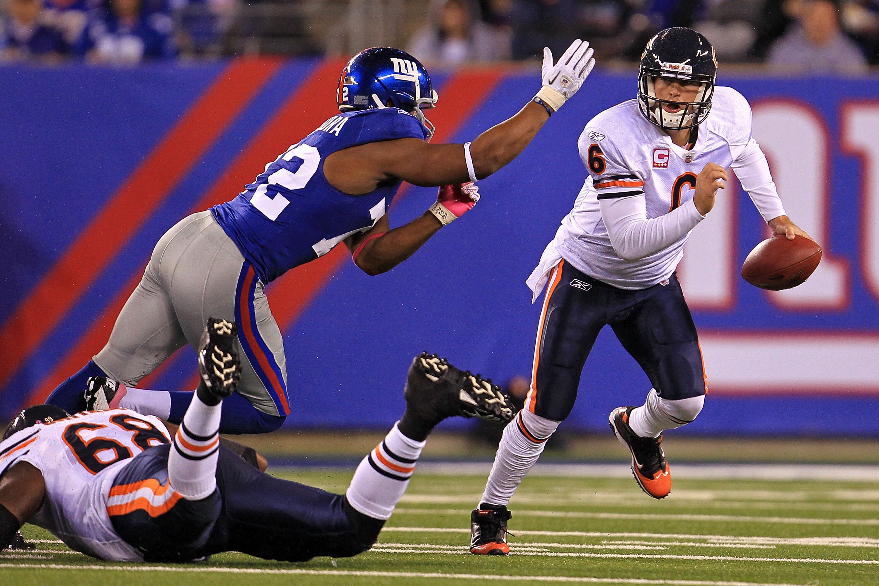 EAST RUTHERFORD, NJ - OCTOBER 03:  Jay Cutler #6 of the Chicago Bears gets chased by Osi Umenyiora #72 of the New York Giants at New Meadowlands Stadium on October 3, 2010 in East Rutherford, New Jersey.  (Photo by Chris McGrath/Getty Images)