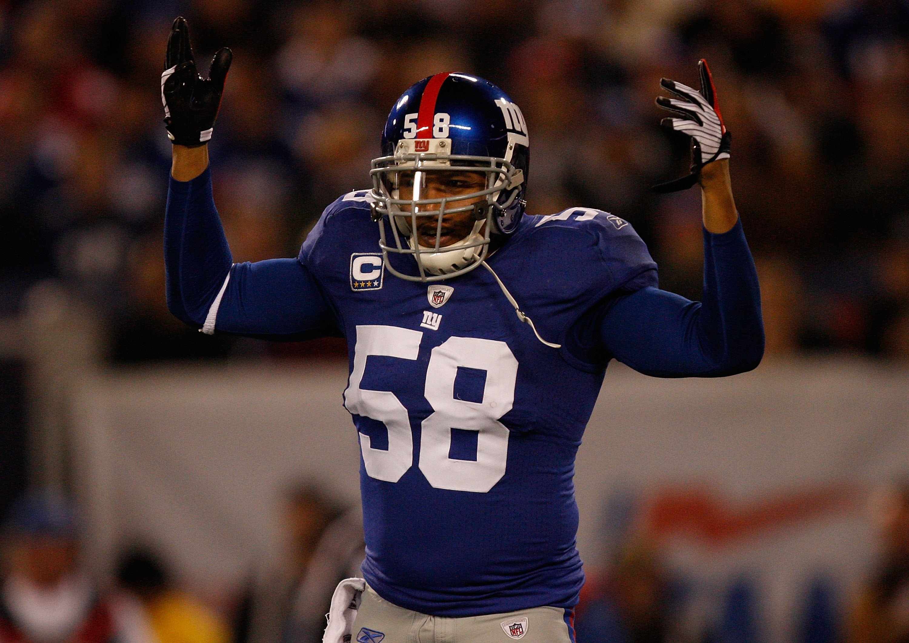 EAST RUTHERFORD, NJ - OCTOBER 25:  Antonio Pierce #58 of the New York Giants gets the crowd going against the Arizona Cardinals on October 25, 2009 at Giants Stadium in East Rutherford, New Jersey.  (Photo by Jared Wickerham/Getty Images)
