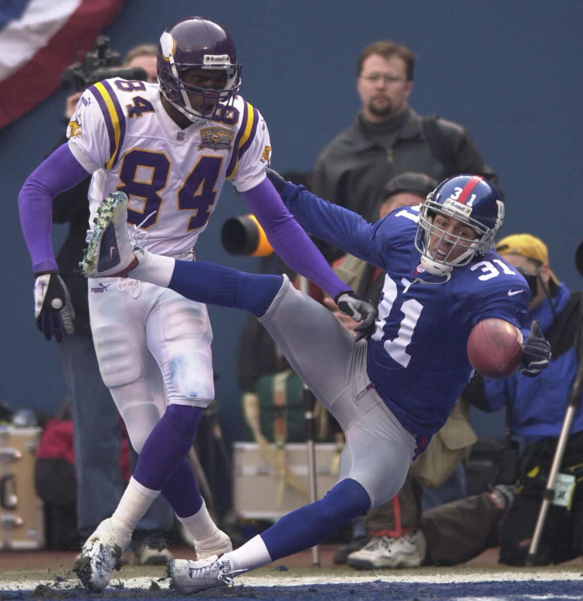 14 Jan 2001:  Jason Sehorn #31 of the New York Giants breaks up a pass intended for Randy Moss #84 of the Minnesota Vikings during the NFC Championship game at Giants Stadium in East Rutherford, New Jersey. New York Giants won 41-0. <Digital File> Mandato