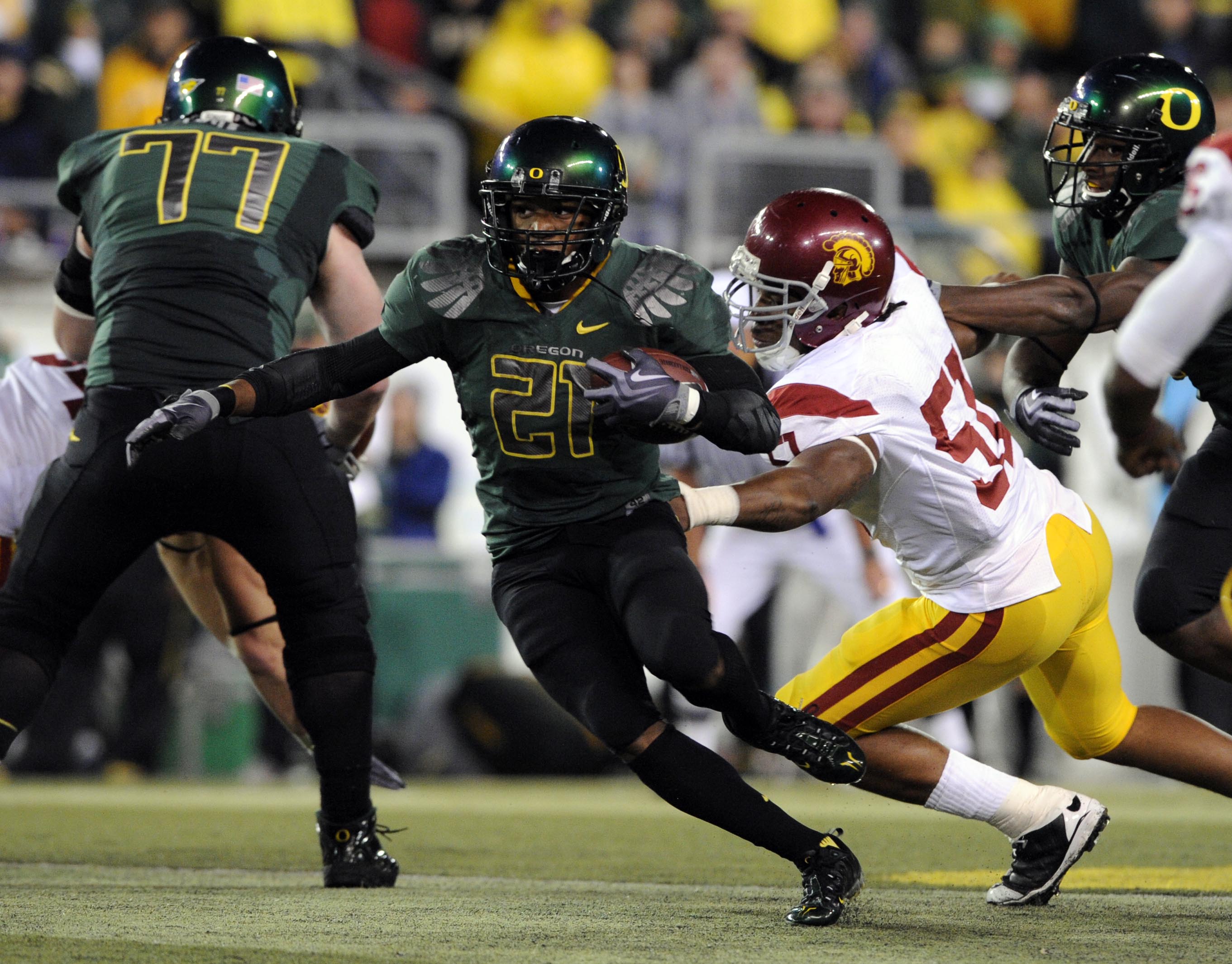 EUGENE, OR - OCTOBER 31: Running back LaMichael James #21 of the Oregon Ducks breaks through the line for a good gain in the third quarter of the game against the USC Trojans at Autzen Stadium on October 31, 2009 in Eugene, Oregon. James ran for 183 yards